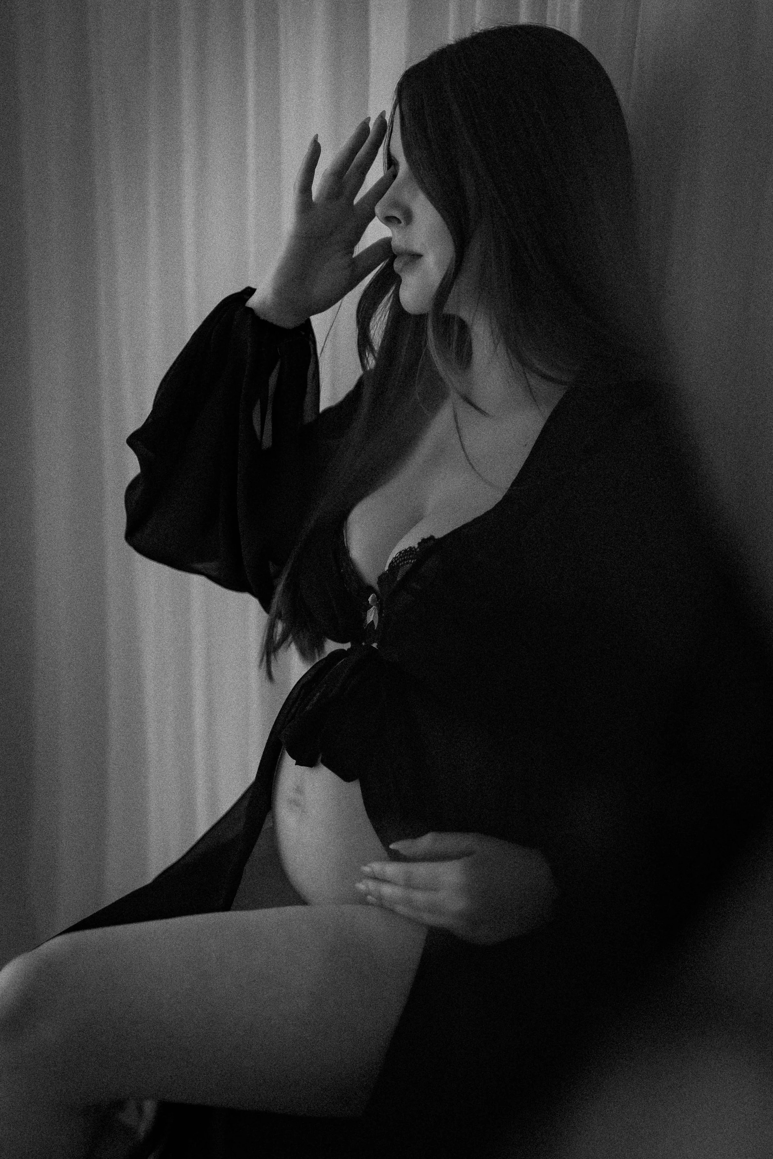 maternity-photoshoot-london-black-robe.jpg