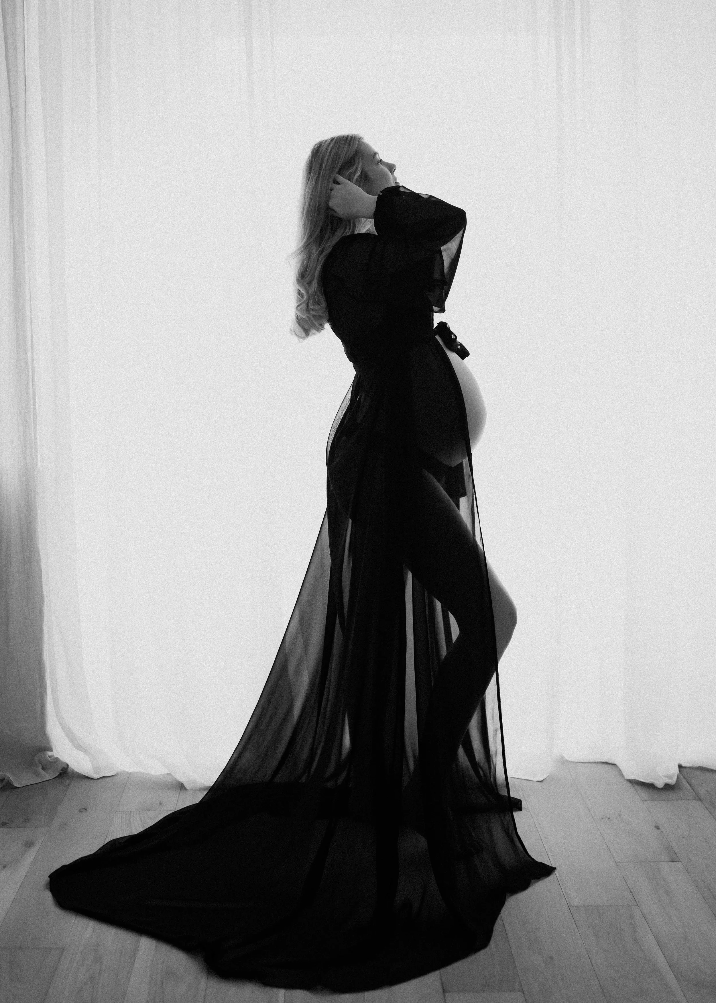 maternity-photoshoot-london-black-robe-3.jpg