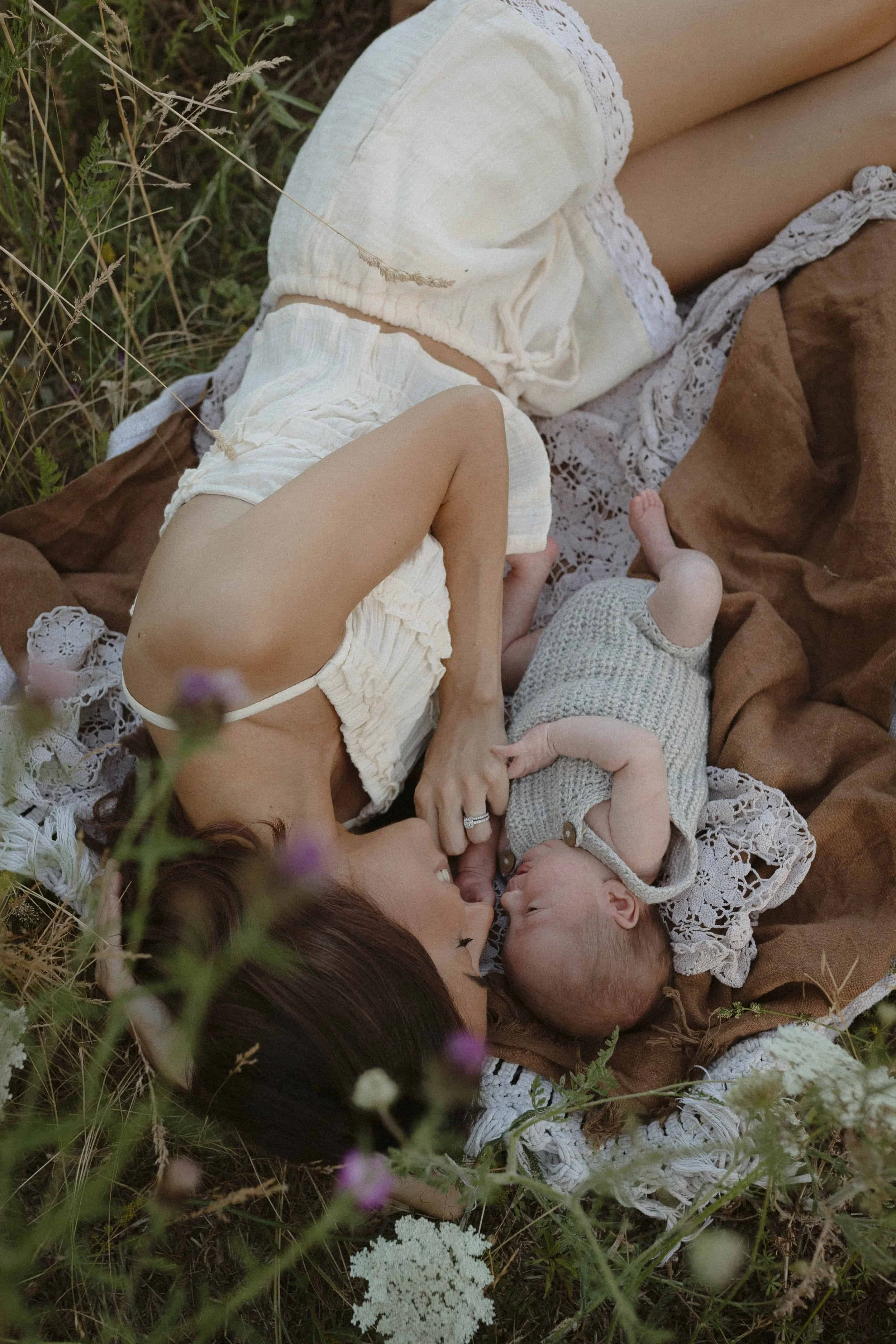 outdoor-newborn-photoshoot-warlingham-4.jpg