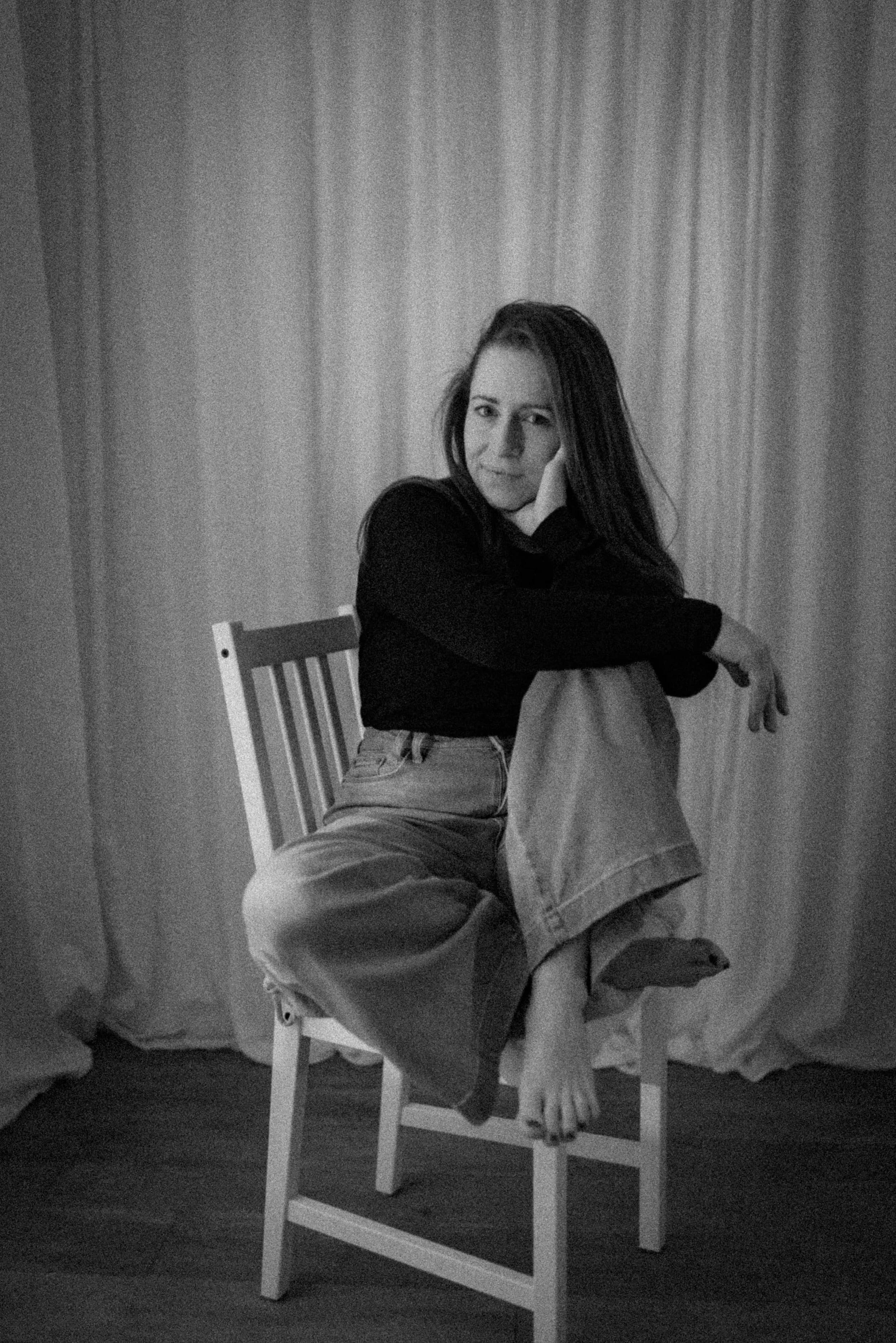 headshot of claire dubost, a motherhood photographer and mentor