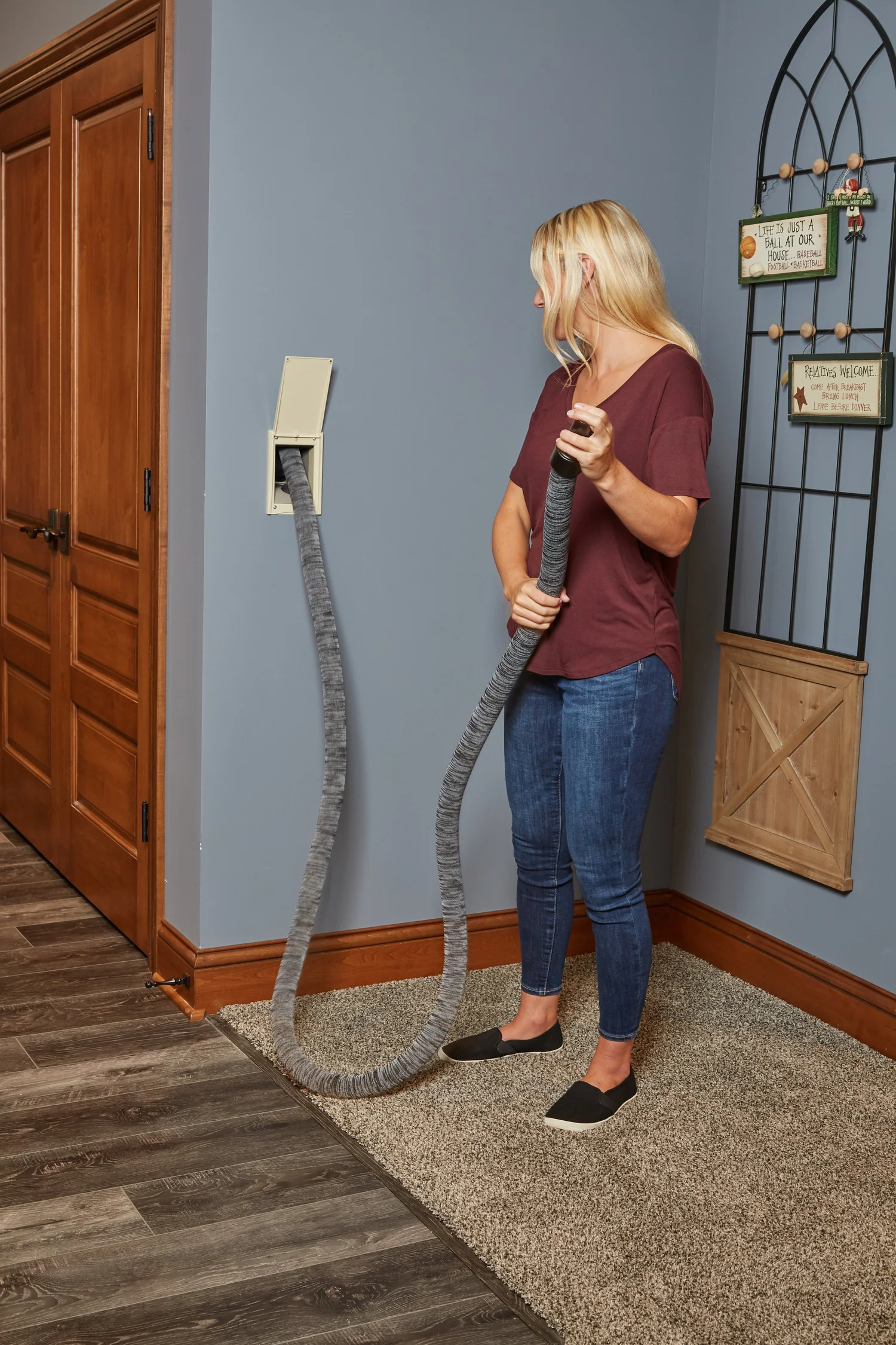 Retractable central vacuum hose