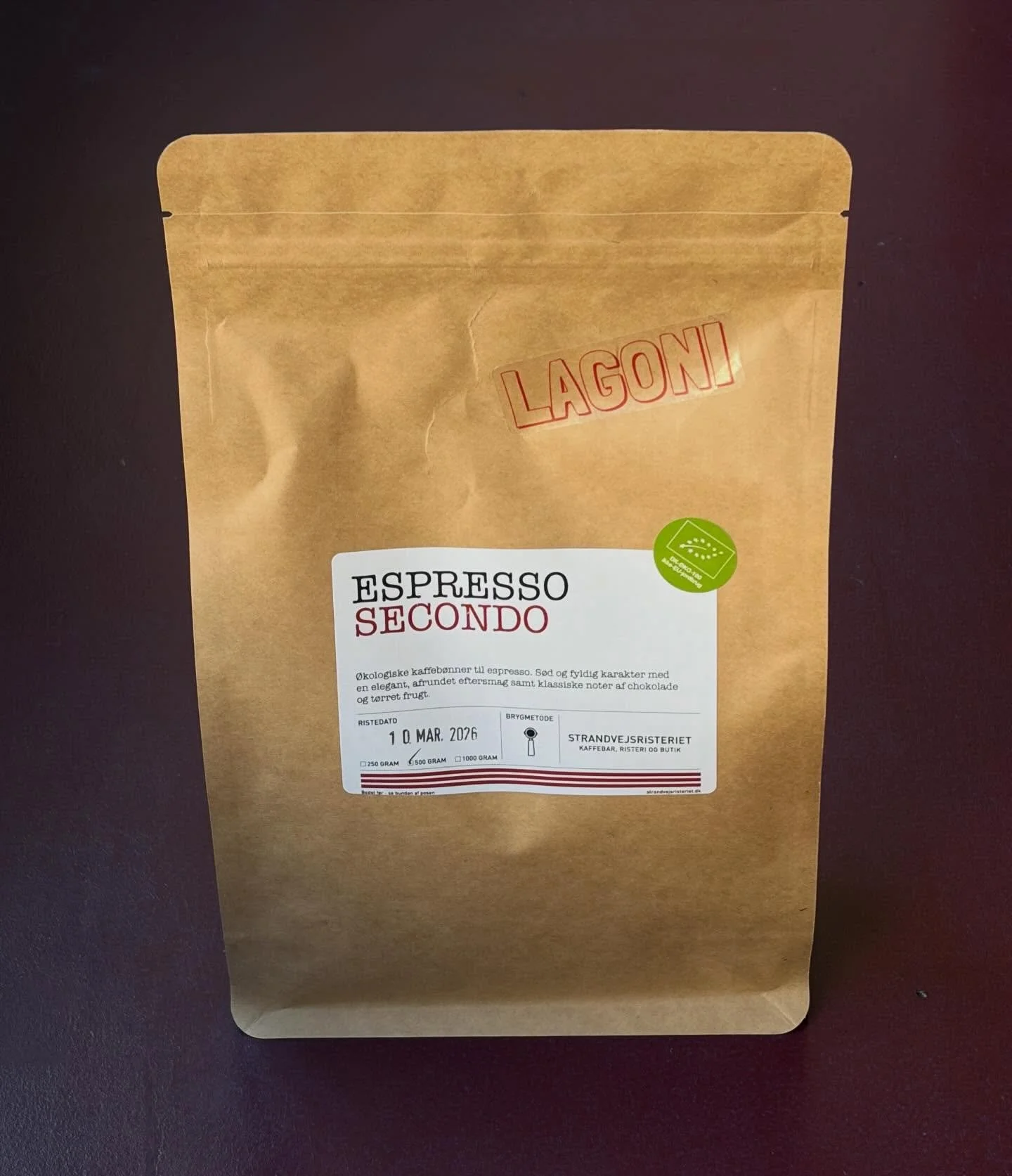 Vi er nu begyndt at s&aelig;lge vores l&aelig;kre &oslash;kologiske kaffeb&oslash;nner i absolut bedste kvalitet.

B&oslash;nnerne er alsidige og kan bruges b&aring;de til filterkaffe og espresso, men prim&aelig;rt t&aelig;nkt til espresso, s&aring; 