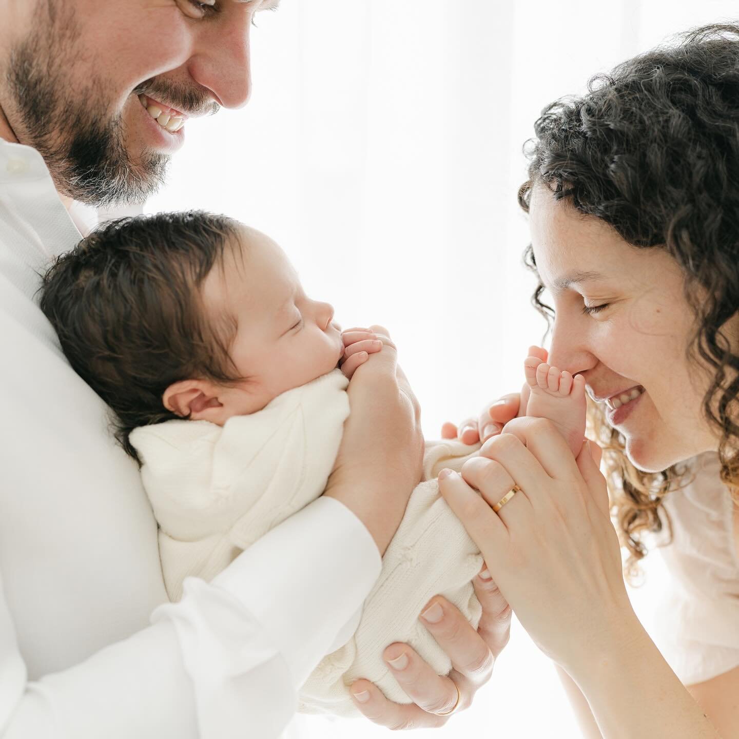 Foi assim o resultado de uma sess&atilde;o muito especial para eternizar os primeiros dias da Carlota 😍 Acham que d&aacute; para resistir a estes retratos de amor? 

#quartodeluaphotography #newbornphotographers #newbornphotoshoot #sessaorecemnascid