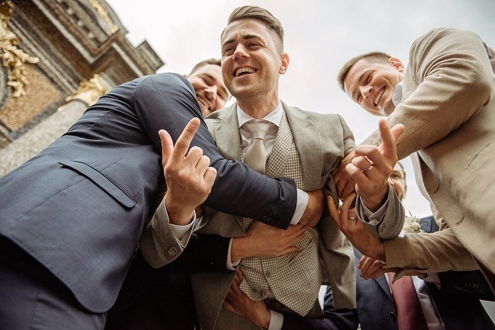 und hoch damit&hellip; 🖤​​​​​​​​​​​​​​​​​​​​​​​​​​⠀⠀⠀⠀⠀⠀⠀⠀⠀​​​​​
⠀⠀⠀⠀⠀⠀⠀⠀⠀
#hochzeit #sommerhochzeit #sommer #eremitagebayreuth #eremitage #bayreuth #kirchlichetrauung #kirche #braut #br&auml;utigam #liebe #verliebt #f&uuml;rimmer #heiraten #hochzei