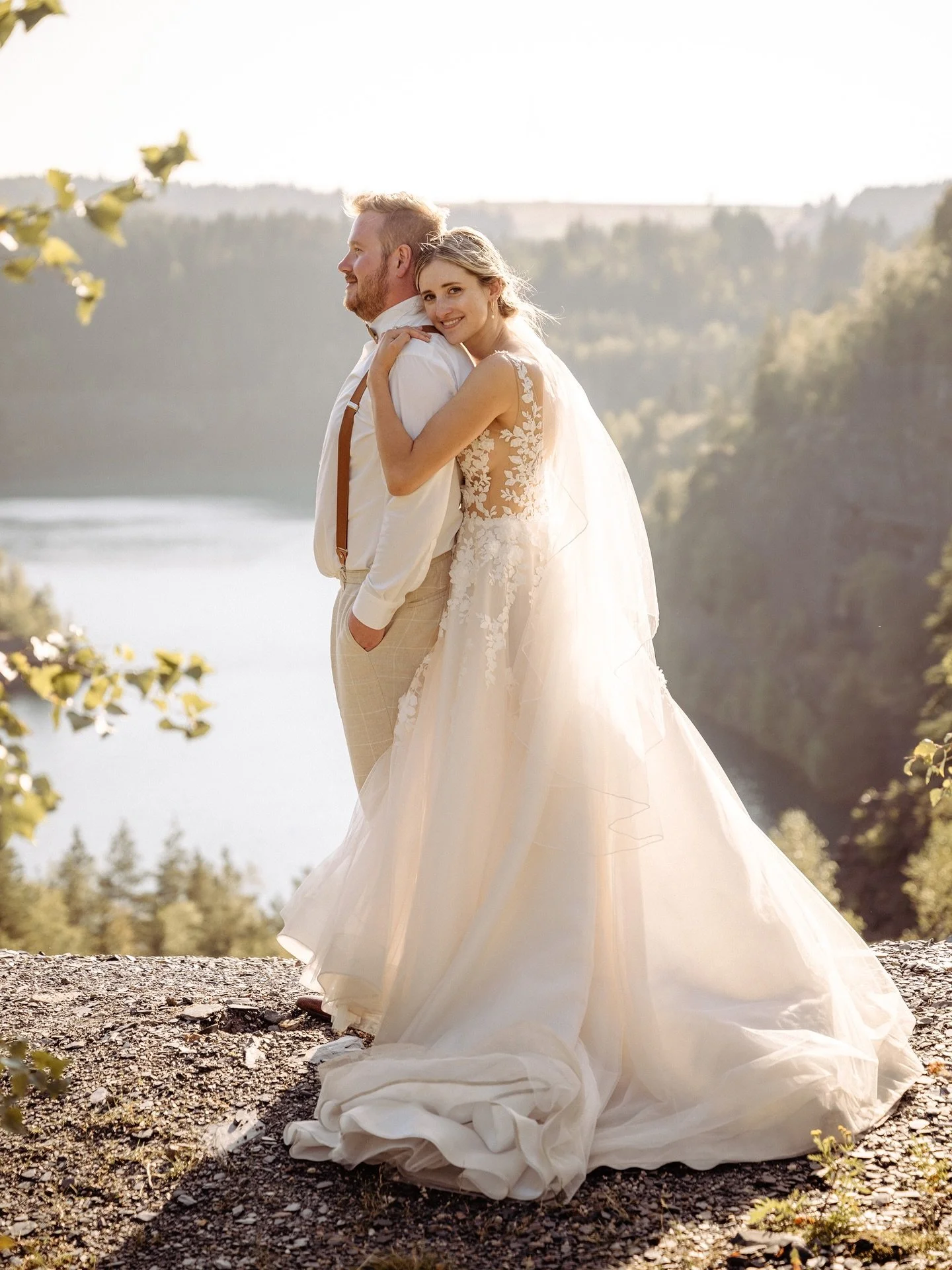 lea &amp; max 🖤​​​​​​​​​​​​​​​​​​​​​​​​​​⠀⠀⠀⠀⠀⠀⠀⠀⠀​​​​​
⠀⠀⠀⠀⠀⠀⠀⠀⠀
#hochzeit #sommerhochzeit #sommer #kircheteuschnitz #teuschnitz #lehesten #schieferparklehesten #schieferpark #kirchlichetrauung #kirche #braut #br&auml;utigam #liebe #verliebt #f&uum