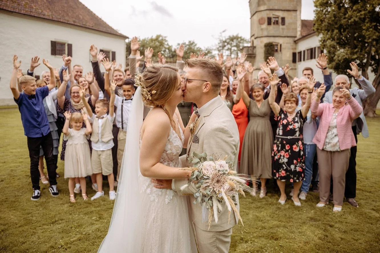 der kampf um die obere hand&hellip;. 

#hochzeitstorte #tortenanschnitt #schlossgeyersberg #hochzeitsfotografen #zweikfotografen