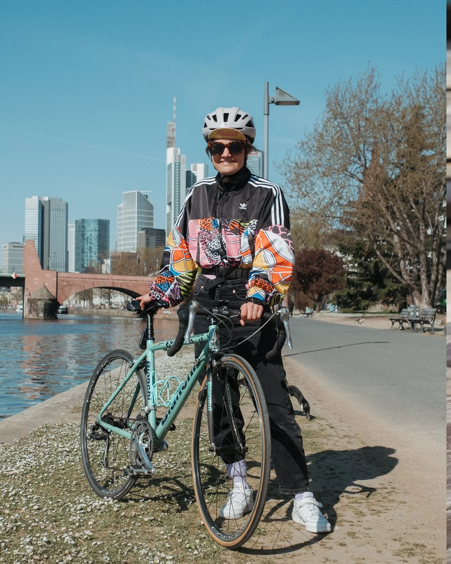 „Frankfurt, mein Flow.“ 🚴‍♀️✨ Es gibt Menschen, die erzählen so lebendig, dass man sie sofort auf ihrem Rad durch die Stadt fahren sieht. Johanna ist so ein Mensch. Mit ihr durch die Frühlingssonne Frankfurts zu radeln, ist