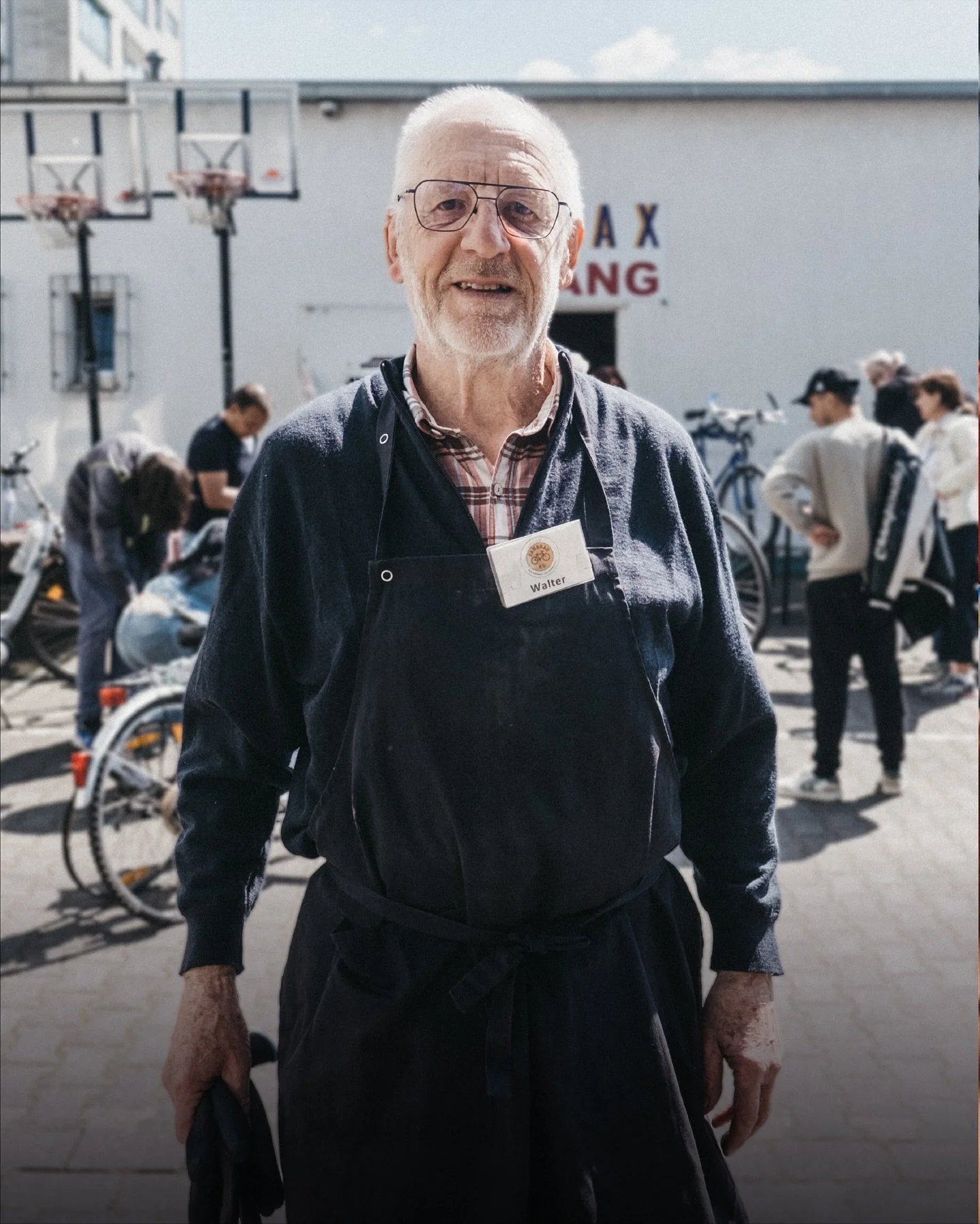Willkommen in der Moselstraße!
In einer kleinen Werkstatt in Köln geschieht etwas ganz Großes: Hier werden alte Räder wieder fahrtüchtig gemacht – und Menschen wieder mobil.
Walter, 70, ist einer der Motoren hinter de