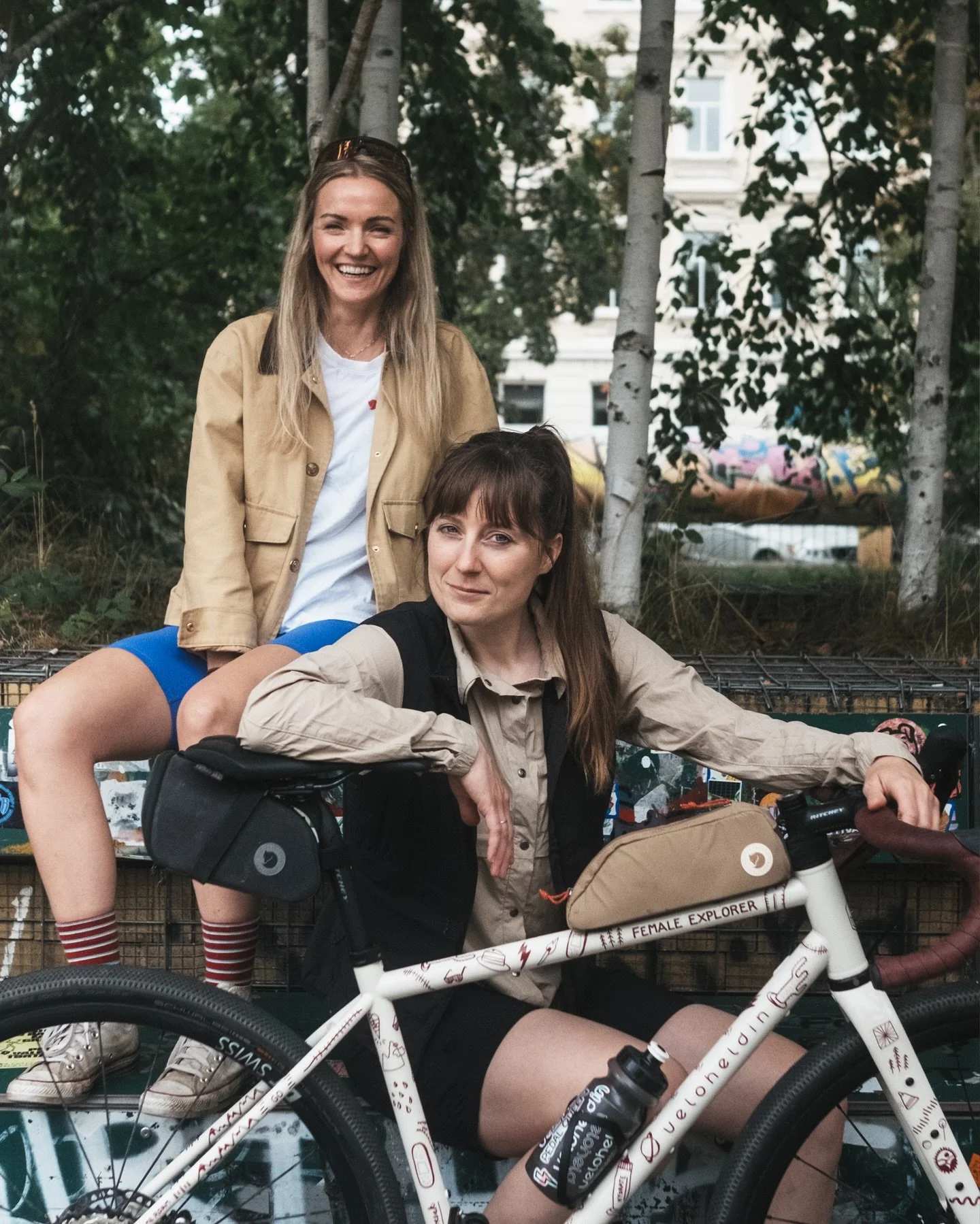 „Wir wollten zeigen, dass Frauen dieselben Abenteuer erleben – nur redet kaum jemand darüber.“ 💬
Im Leipziger Lene-Voigt-Park haben wir Nic und Leo von The Female Explorer getroffen – zwei Frauen, die Sichtbarkeit, Mut