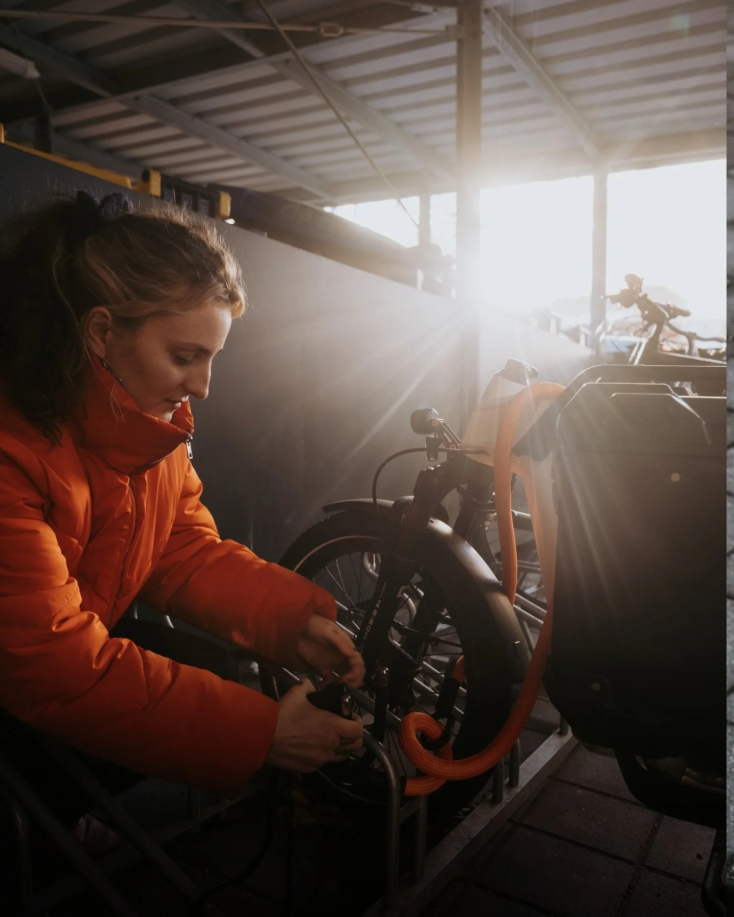 🚲🧡🔒Zuwachs bei WE RIDE! Ab sofort sind wir in Leipzig noch ein bisschen mobiler unterwegs: Mit dem VIA Shorty &ndash; einem kompakten E-Lastenrad von @viacargobike &ndash; und dem knallorangen @texlock eyelet macht unsere Heftverteilung jetzt nich