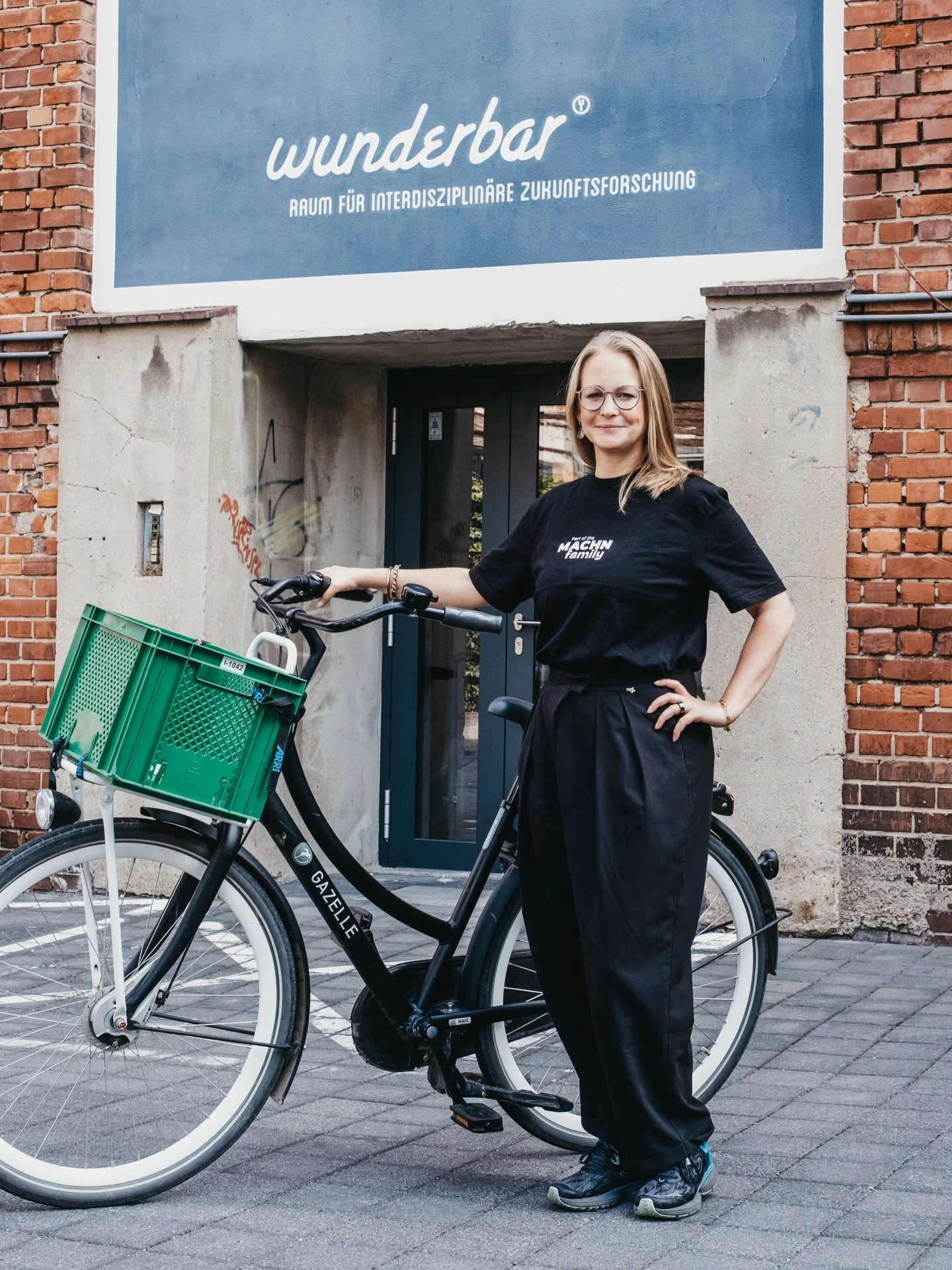 &bdquo;Ich bin Sabrina, 37 Jahre alt, Philosophin, Rhetoriktrainerin und Gastgeberin in der @wunderbarplagwitz. Genau genommen leite ich die wunderbar &ndash; ich sorge daf&uuml;r, dass die R&auml;ume gebucht werden, dass Formate stattfinden, dass hi