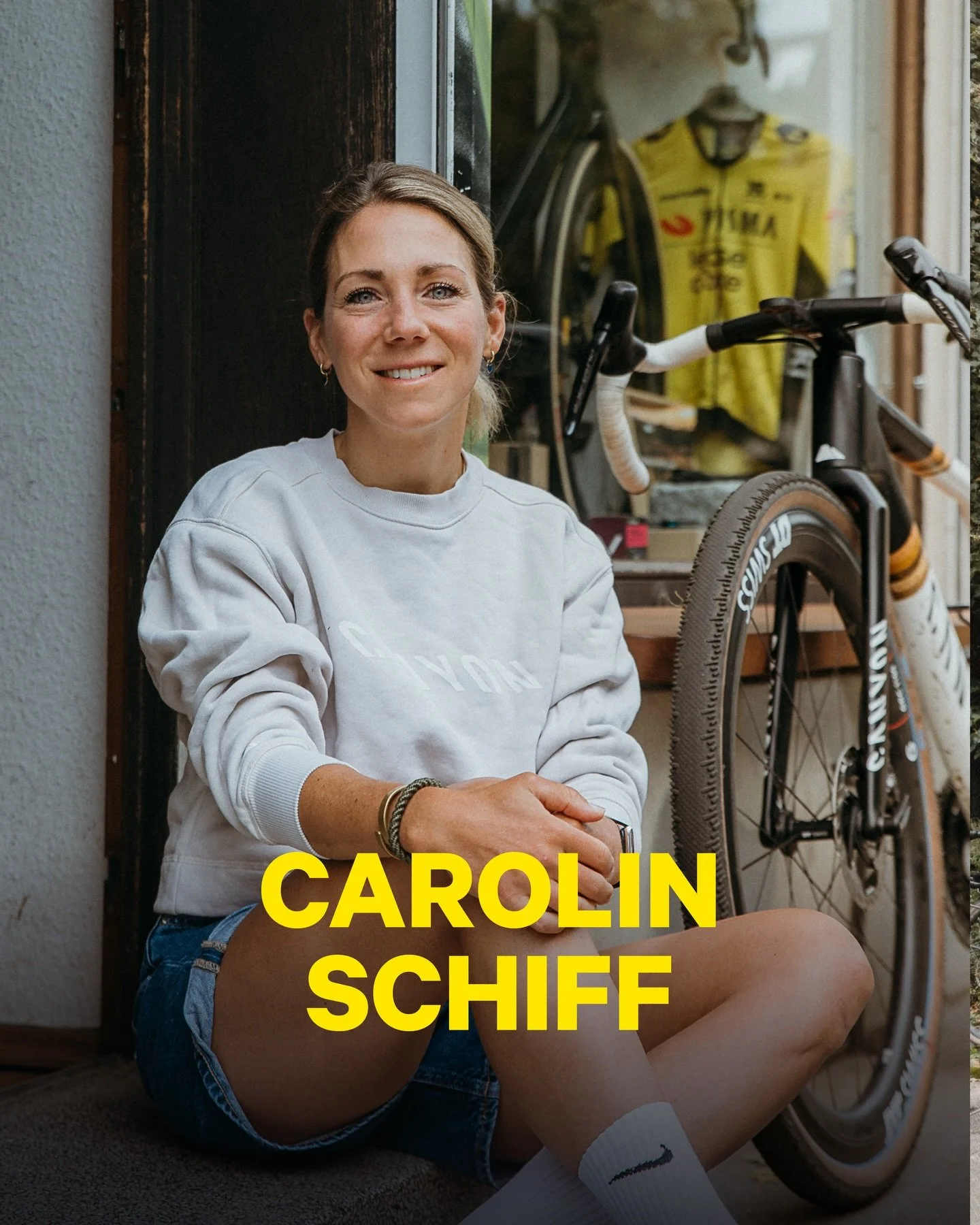 F&uuml;r @carolinschiff ist Gravel kein Trend, sondern ein richtiges Zuhause. 🚴&zwj;♀️
Bei RihaBikes sprechen wir mit der professionellen Gravelfahrerin &uuml;ber ihren Weg in den Radsport, mentale St&auml;rke, R&uuml;ckschl&auml;ge &ndash; und waru