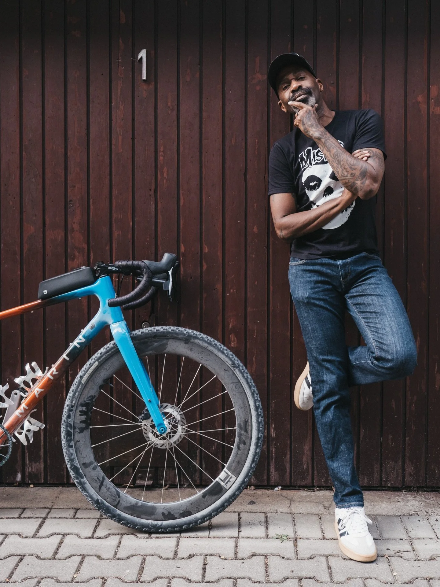 &bdquo;Ich fahre seit &uuml;ber 50 Jahren Fahrrad &ndash; verr&uuml;ckt eigentlich. Urspr&uuml;nglich komme ich aus dem Mountainbiking. Mich hat diese Mentalit&auml;t gepackt: frei, unkompliziert, ohne Regeln. Und genau diese Haltung habe ich sp&auml