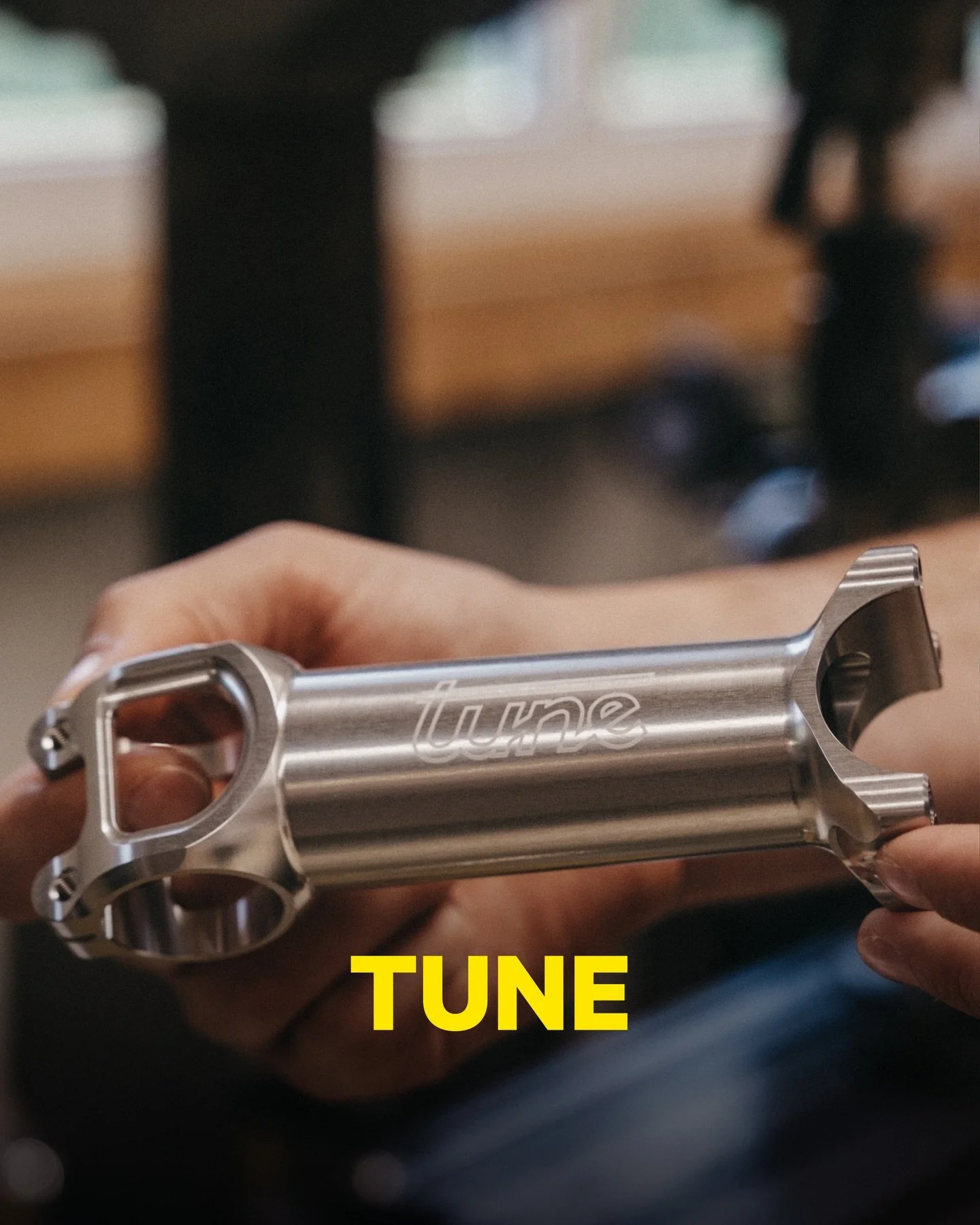 ✨Leichtbau trifft Leidenschaft. Made in Germany.
Wir waren zu Besuch bei tune in Buggingen &ndash; dort, wo Naben nicht vom Band fallen, sondern mit Hingabe entstehen. Drei Farben? Zwei Kugellagertypen? Lasergravur? Kein Problem. Hier wird Individual