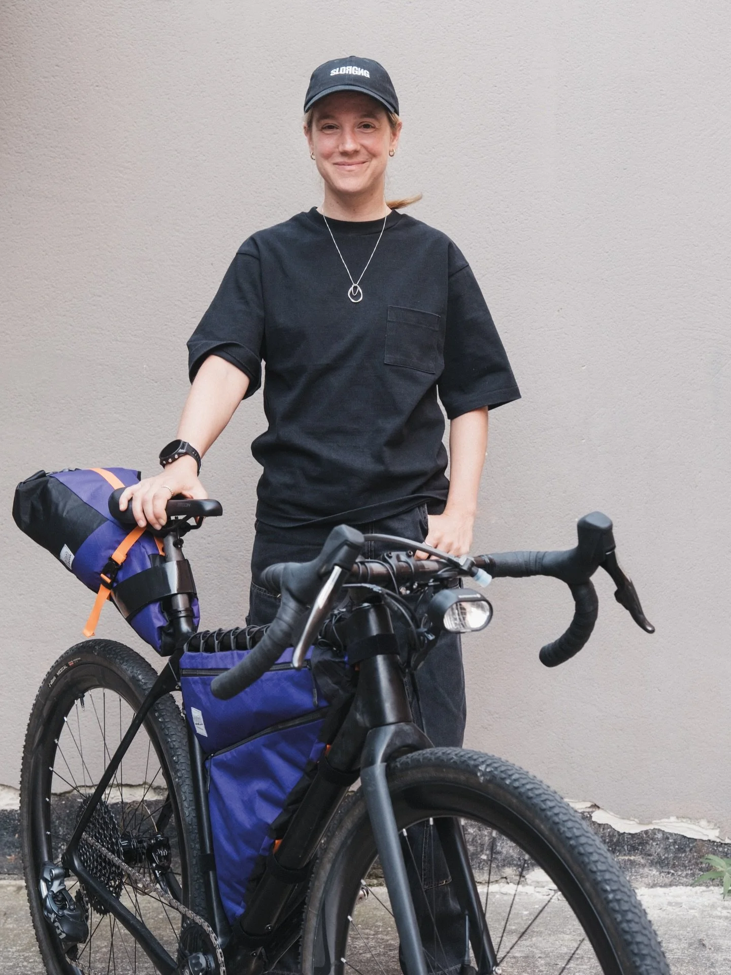&bdquo;Ich bin Isabelle, lebe in N&uuml;rnberg und mein Herz schl&auml;gt f&uuml;r Offroad, lange Distanzen und unsupported Bikepacking-Events. Mit meinem ultraleichten Gravelbike oder meinem Custom-Mountainbike fahre ich am liebsten stunden- oder ta