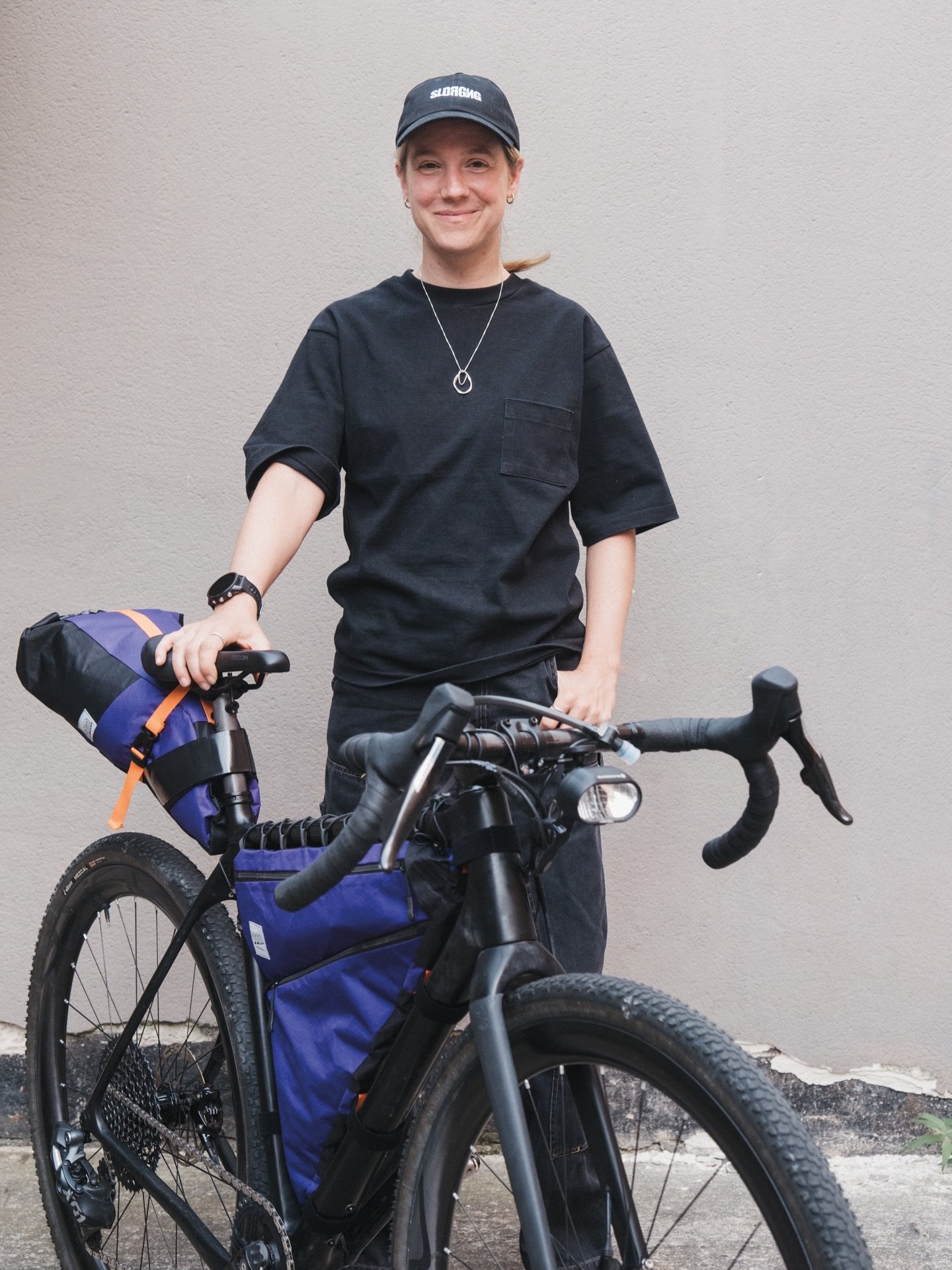 &bdquo;Ich bin Isabelle, lebe in N&uuml;rnberg und mein Herz schl&auml;gt f&uuml;r Offroad, lange Distanzen und unsupported Bikepacking-Events. Mit meinem ultraleichten Gravelbike oder meinem Custom-Mountainbike fahre ich am liebsten stunden- oder ta