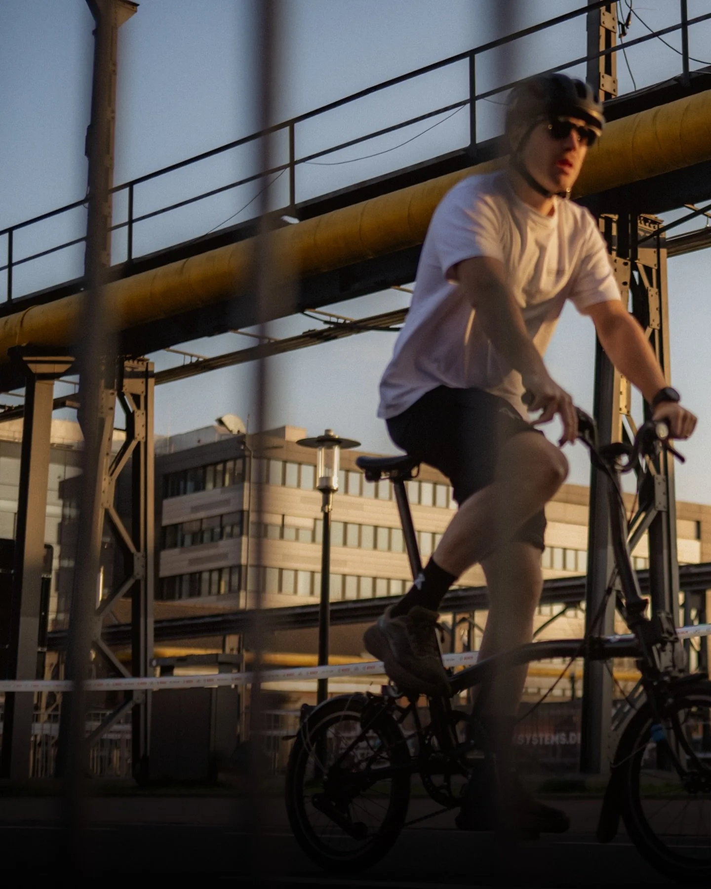 Gr&uuml;&szlig;e von der @cyclingworldeurope in D&uuml;sseldorf und unserem Au&szlig;enreporter Lorenz! 🚲✨
Unser Highlight: das Brompton x Cyclingworld &ndash; &bdquo;Racing the Fold&ldquo;. Ein Rennen, das anders ist als alles andere &ndash; gefahr