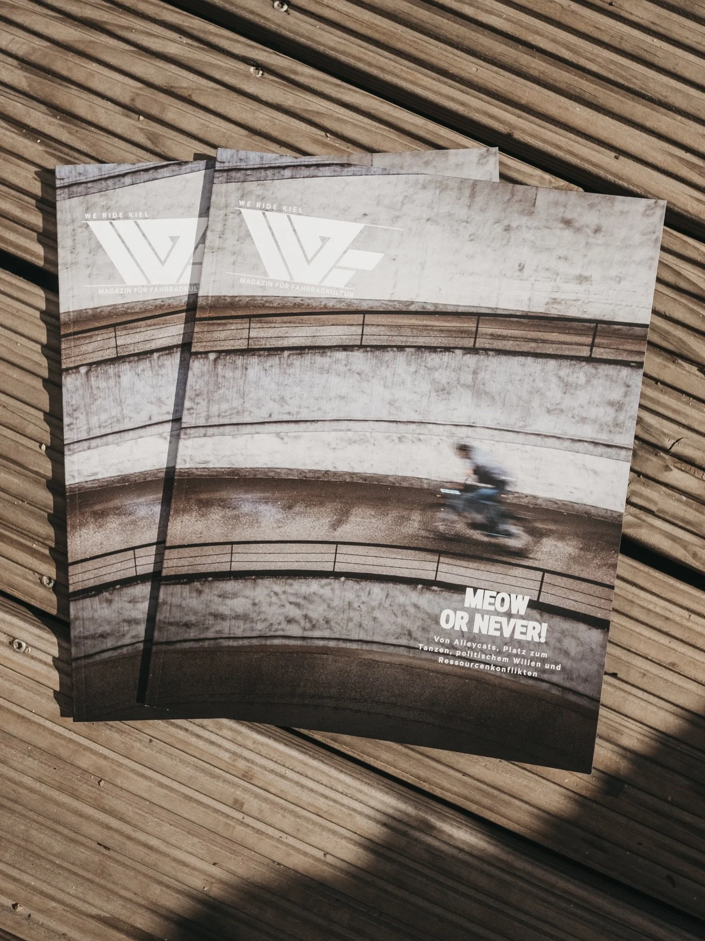 Da ist das gute St&uuml;ck! 🙌 Welcome, liebe zw&ouml;lfte @we_ride_kiel-Ausgabe. Moin Kiel, wir sind wieder am Start und ehrlich gesagt genauso dankbar wie am ersten Tag. Daf&uuml;r, dass wir eure Geschichten erz&auml;hlen d&uuml;rfen. Daf&uuml;r, d