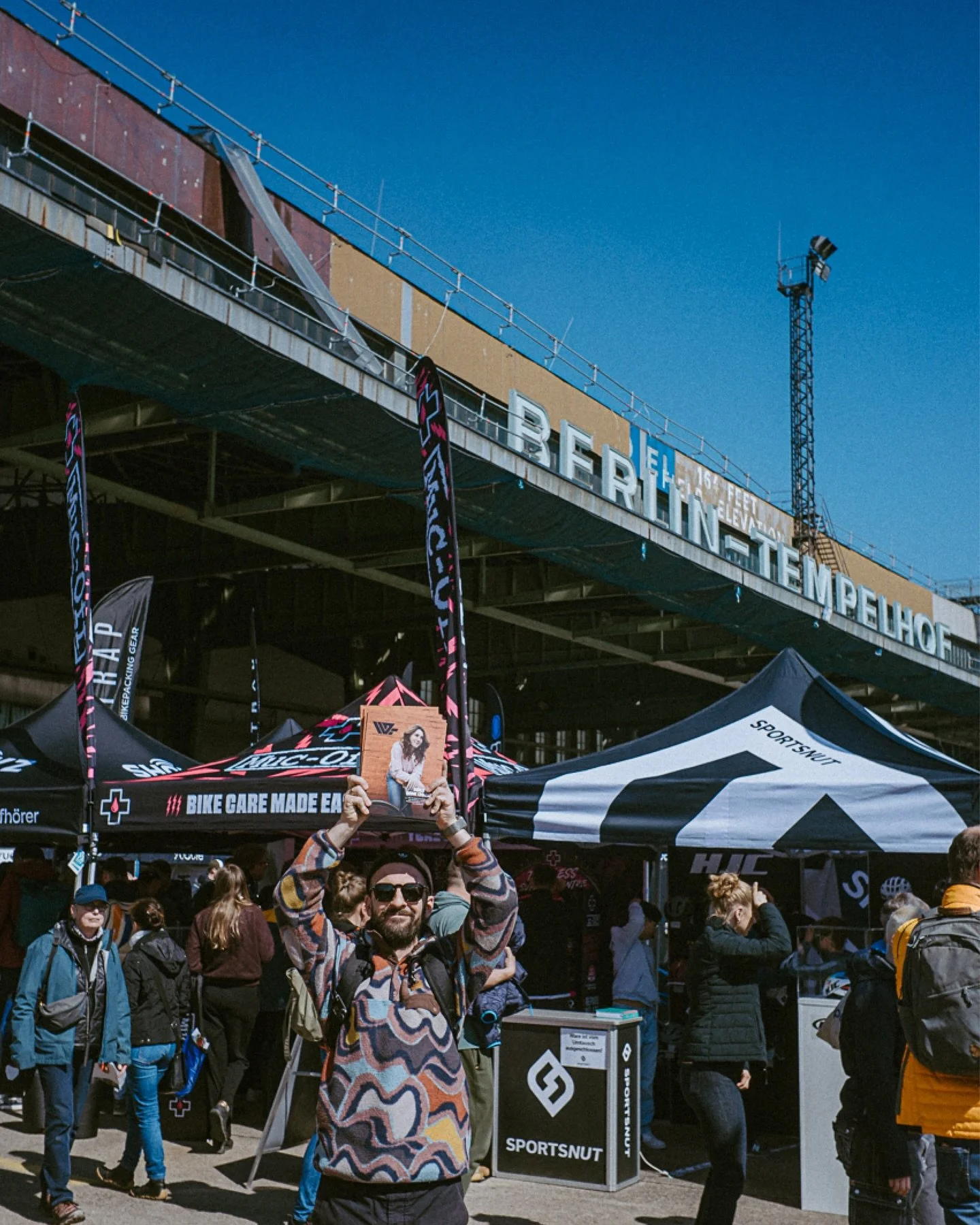 Alter Lachs! ❤️&zwj;🔥🚲Wer h&auml;tte das gedacht: P&uuml;nktlich zur @veloberlin halten wir die erste WE RIDE BERLIN Ausgabe in unseren H&auml;nden.

Direkt zum Festivalstart ging das Heft raus in die Stadt &ndash; frisch gedruckt, voller Geschicht