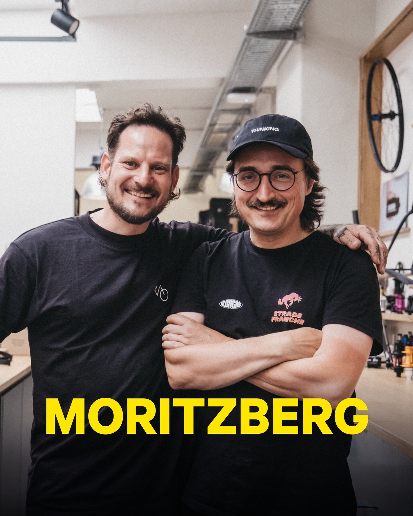 Erst Cappuccino, dann Fahrradkultur. Deal oder @moritzberg.cc? Im Hinterhof &ouml;ffnet sich ein Ort, der mehr ist als ein Radladen. Zwischen Werkbank, Klickpedalen und Kaffeeduft entsteht ein eigener kleiner Kosmos &ndash; getragen von Menschen, die