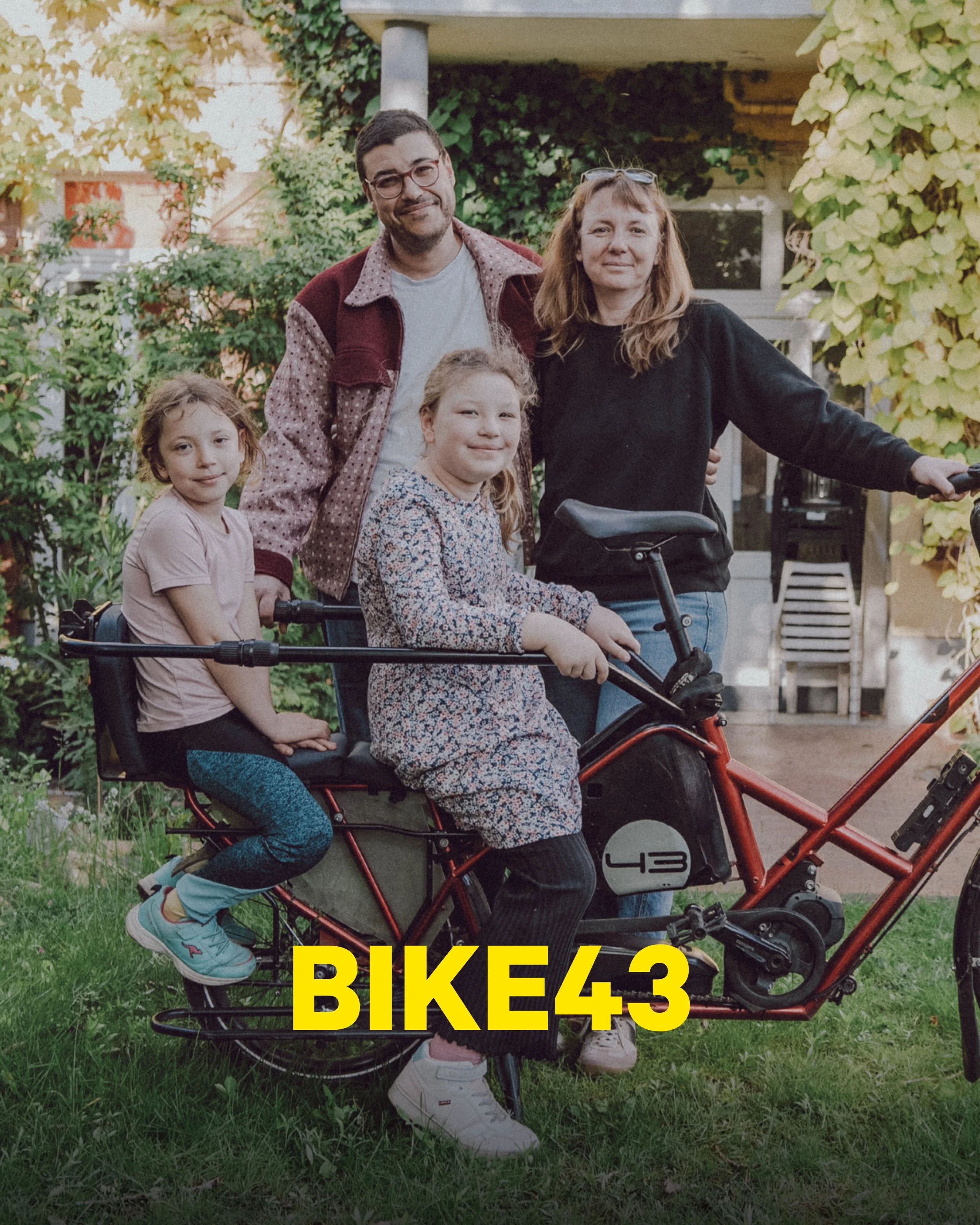 🚲 47.000 Kilometer Familienalltag. Auf einem Longtail.
Zwischen Kita, Eink&auml;ufen, Schwimmkurs, Schule und Wochenendausfl&uuml;gen zeigt sich, was moderne Familienmobilit&auml;t heute sein kann. Adunna und seine Familie aus Berlin fahren seit Jah