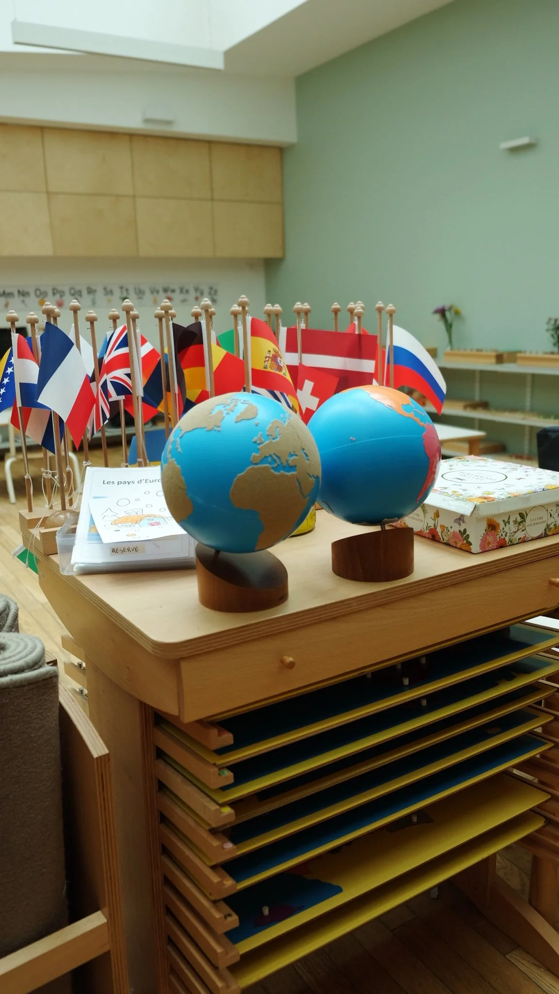 Enfant utilisant le matériel de géographie Montessori pour apprendre les continents, les pays et les cartes dans nos écoles Montessori Internationales
