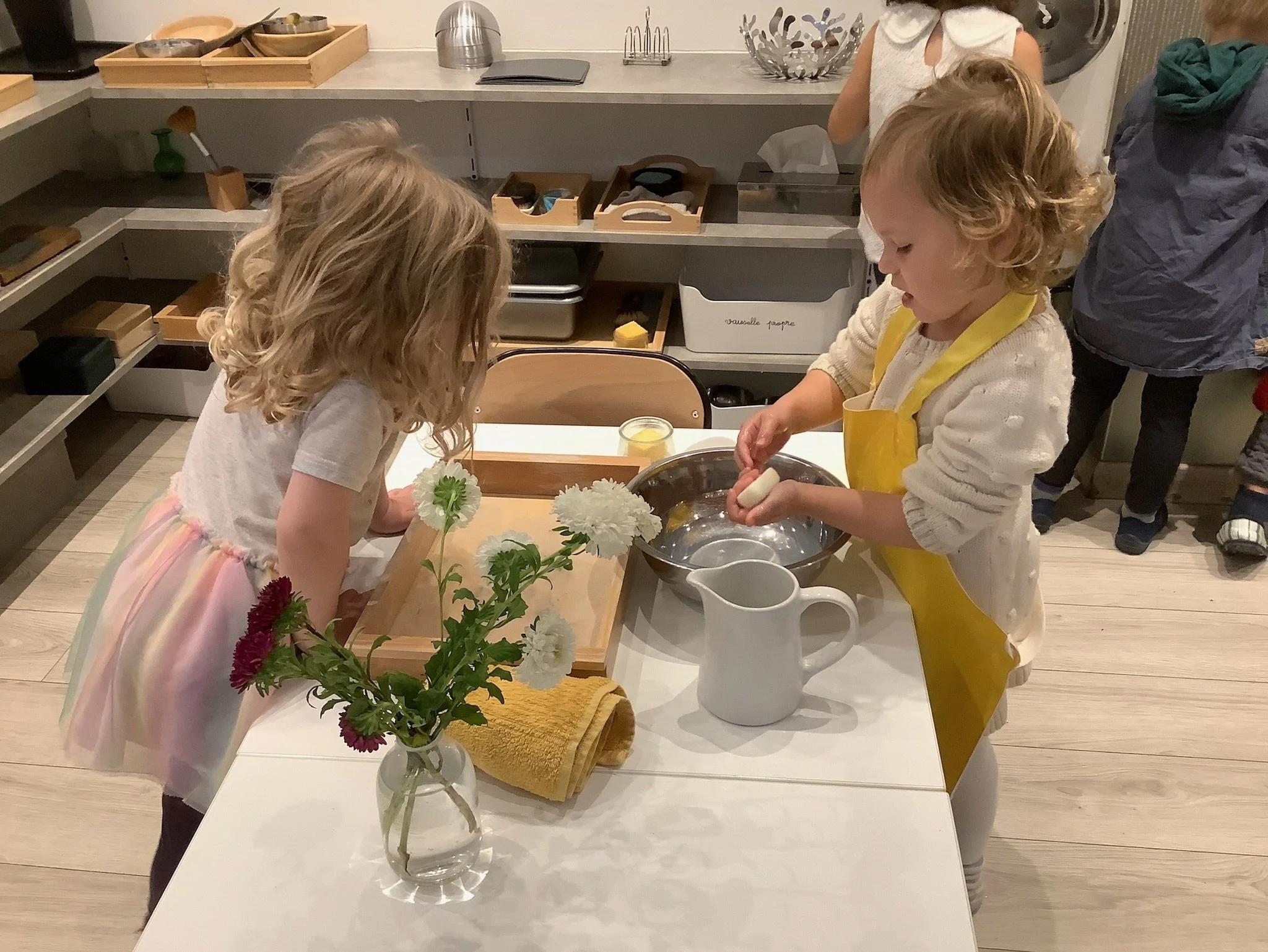 Pourquoi la propreté n’est pas un pré-requis dans nos écoles Montessori à Paris ? 