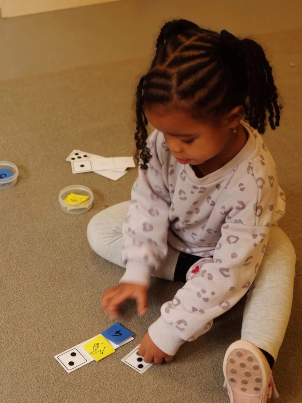 Enfant de 2 ans réalisant une activité de pré-mathématiques dans une école Montessori à Paris, alternative à la crèche.