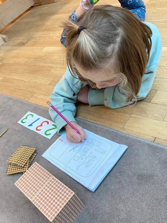 Enfant dans une école Montessori bilingue à Paris développant autonomie et concentration