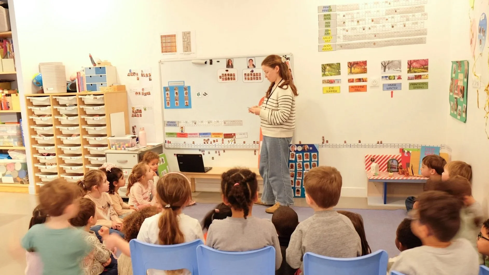 Enseignante Montessori et groupe d’enfants en cercle lors d’une séance d’immersion linguistique bilingue en maternelle à Paris.