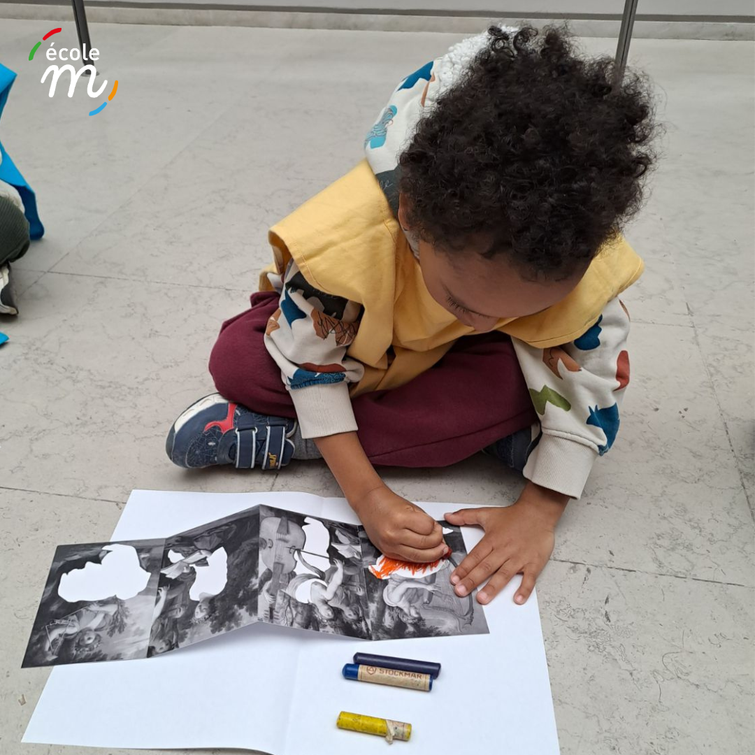 Enfants en école Montessori bilingue travaillant de manière autonome sous l’accompagnement bienveillant d’éducateurs formés.