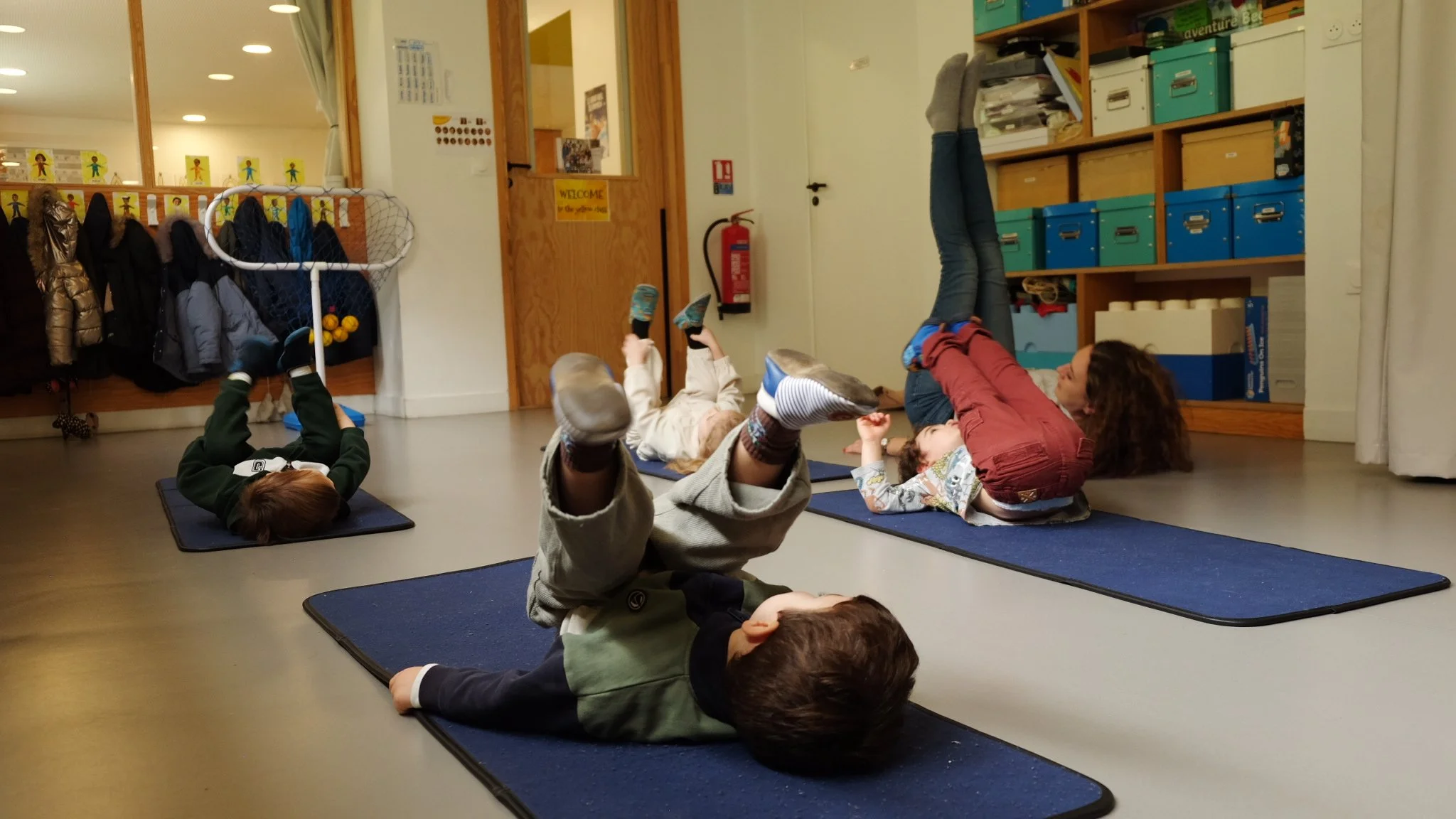 Groupe d’enfants de 2 à 3 ans dans une école Montessori à Paris, alternative éducative à la crèche.