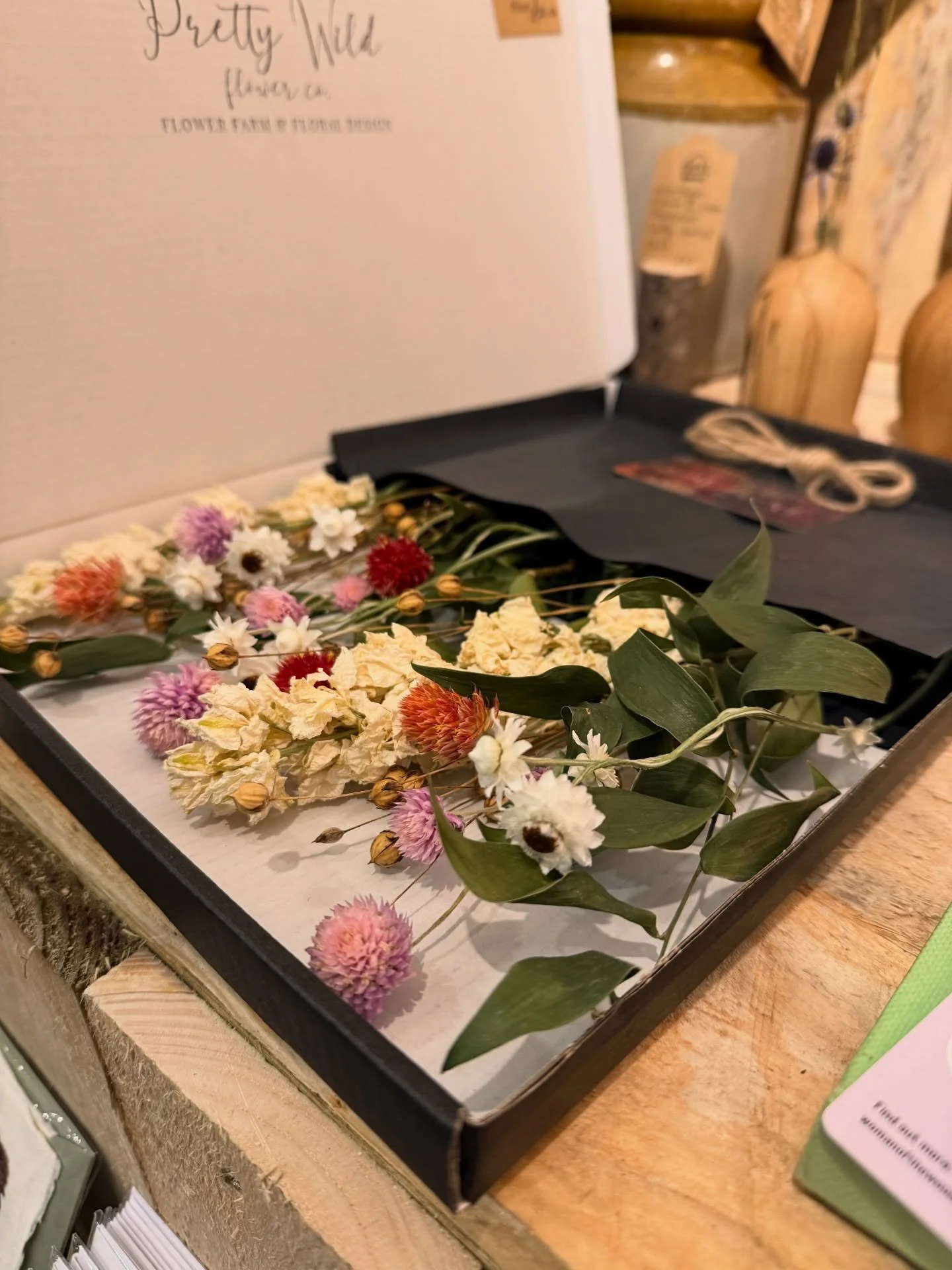 Need a little extra something for your Christmas card? Our Letterbox Flowers might be just what you&rsquo;re looking for! 😍👌🏻 A sweet gift box of loose dried flowers in festive colours for that special someone to arrange. How lovely is that? Get y