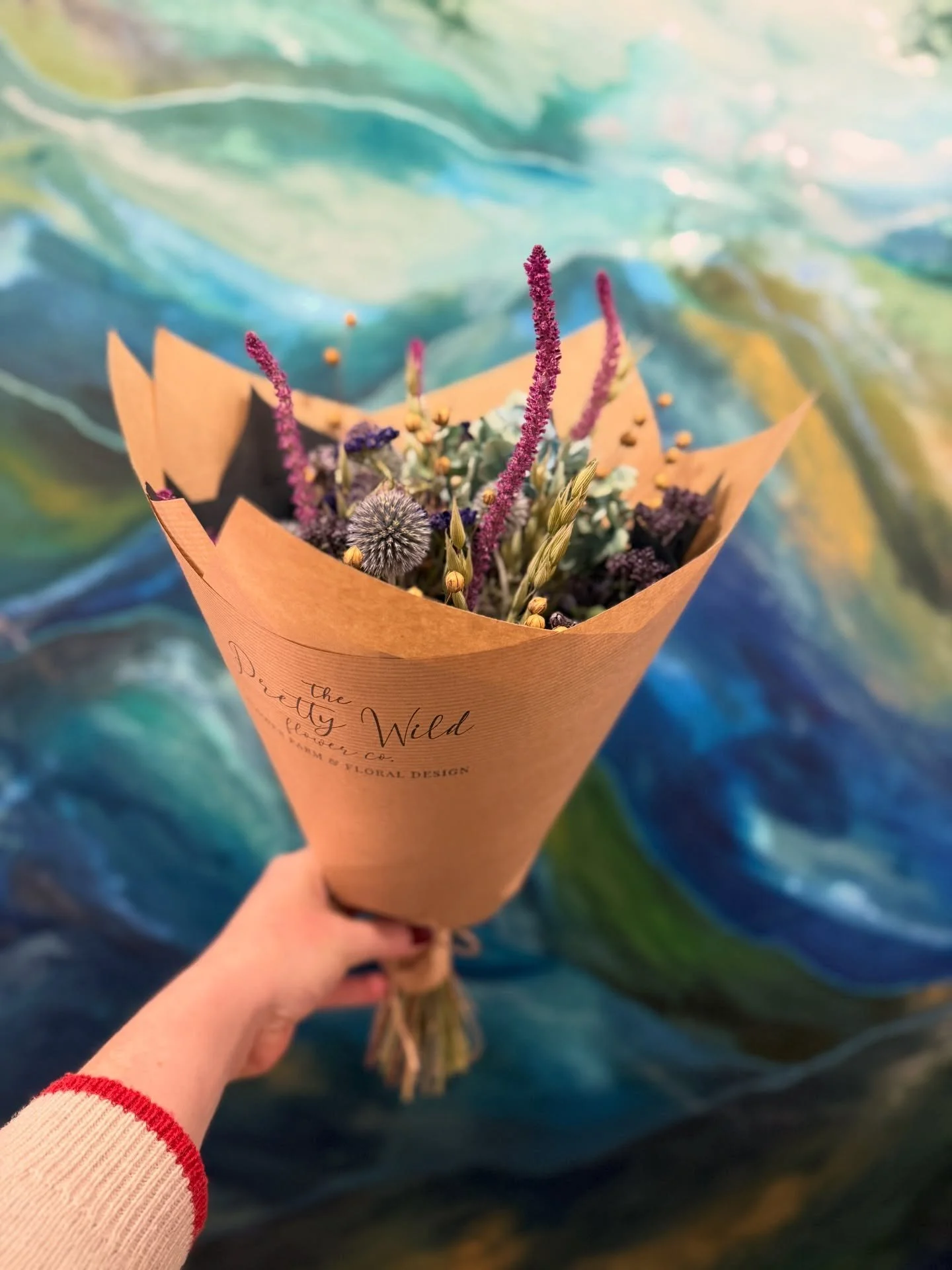 Yesterday was a flower Friday delivery to @nestcumbria and I may now be a bit obsessed with using @charlotte_gurran_art BEAUTIFUL artwork as a backdrop to my photos 😍✨

We&rsquo;re back at @rheged_centre this afternoon for our Christmas Wreath makin