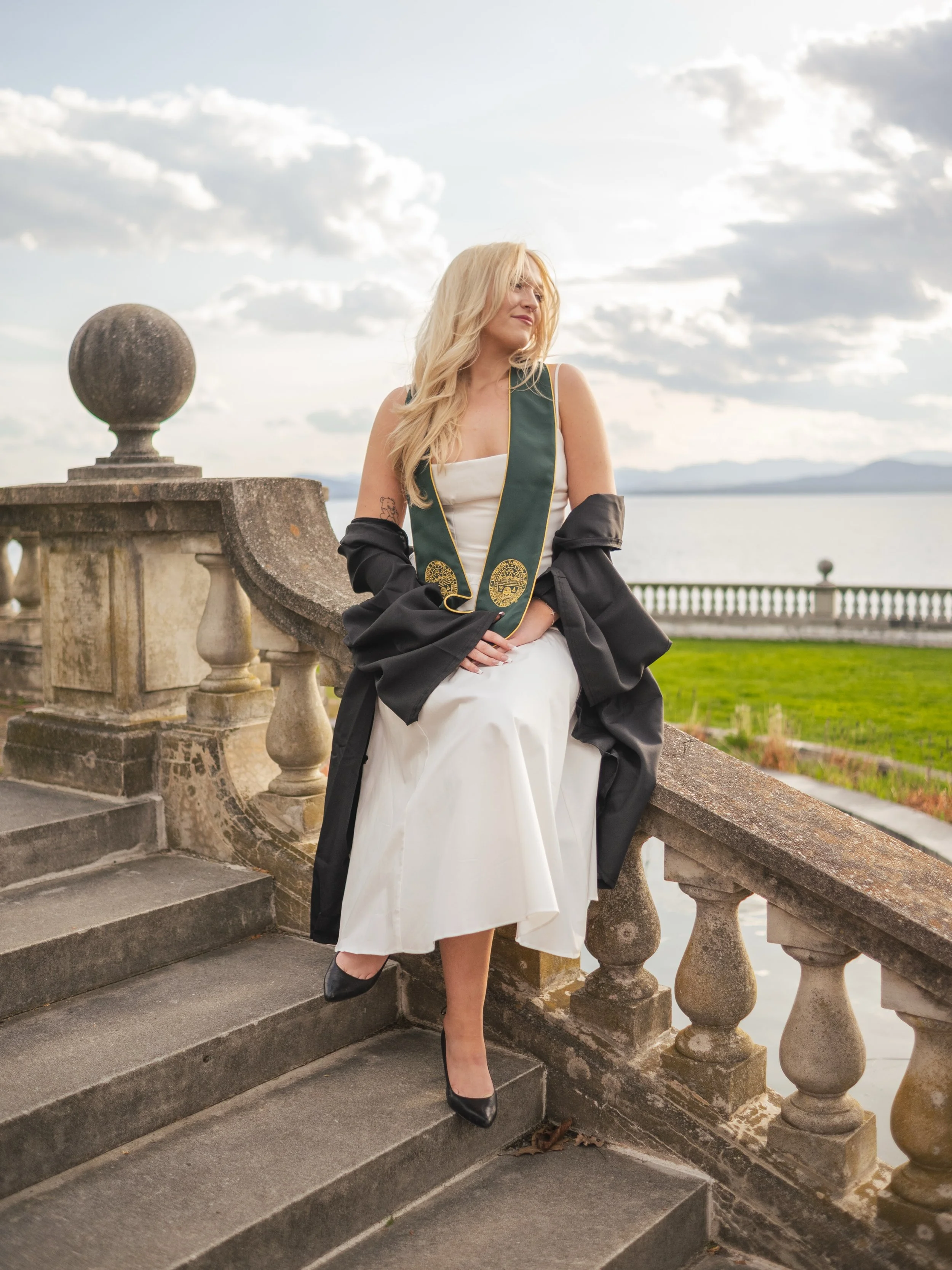 Dream grad session @shelburnefarms! 💚🎓

- -

As college grad season wraps up, I can&rsquo;t help but express how grateful I am for the grads who trusted me to capture this milestone and all the emotions that come with it. 💕 

Looking forward to mo