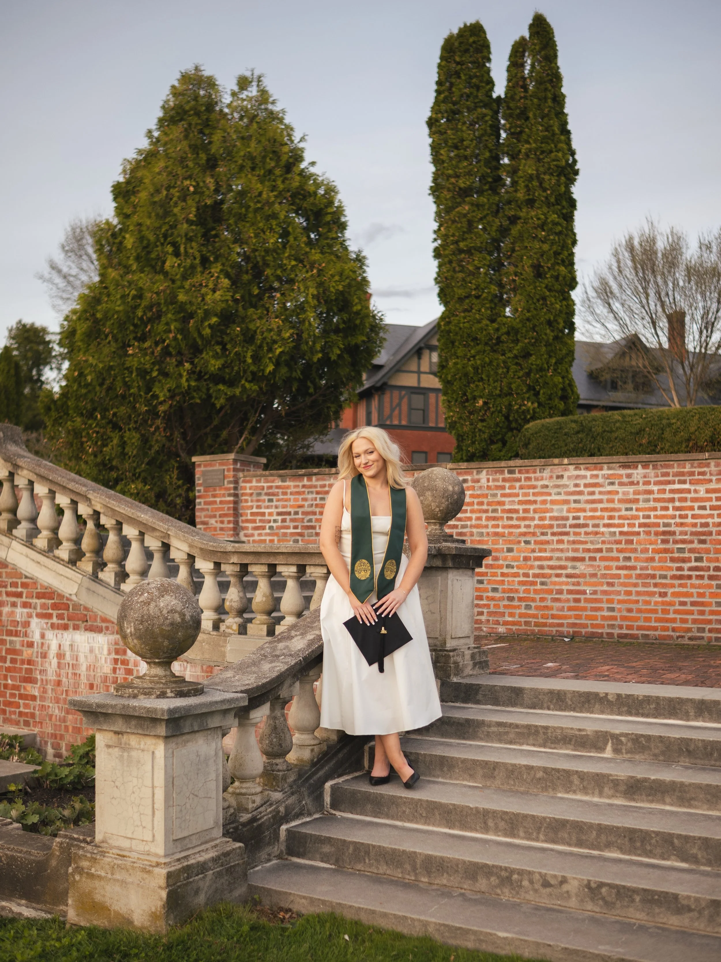 Dream grad session @shelburnefarms! 💚🎓

- -

As college grad season wraps up, I can&rsquo;t help but express how grateful I am for the grads who trusted me to capture this milestone and all the emotions that come with it. 💕 

Looking forward to mo