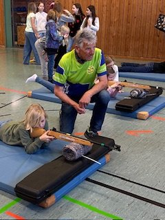 Biathlon Schnuppertraining beim Tag der offenen Schule in Niederalteich