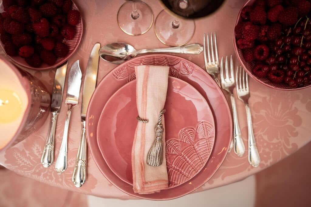 Dites-lui  je t&rsquo;aime 🫶🏻 en rose , qu avez-vous pr&eacute;vu pour c&eacute;l&eacute;brer votre Valentin 

#ceramique #ceramiqueartisanale #ceramicart #artdelatable #tableware #ceramics #handmadeceramics #saladier #assiettes #vaisselledecouleur