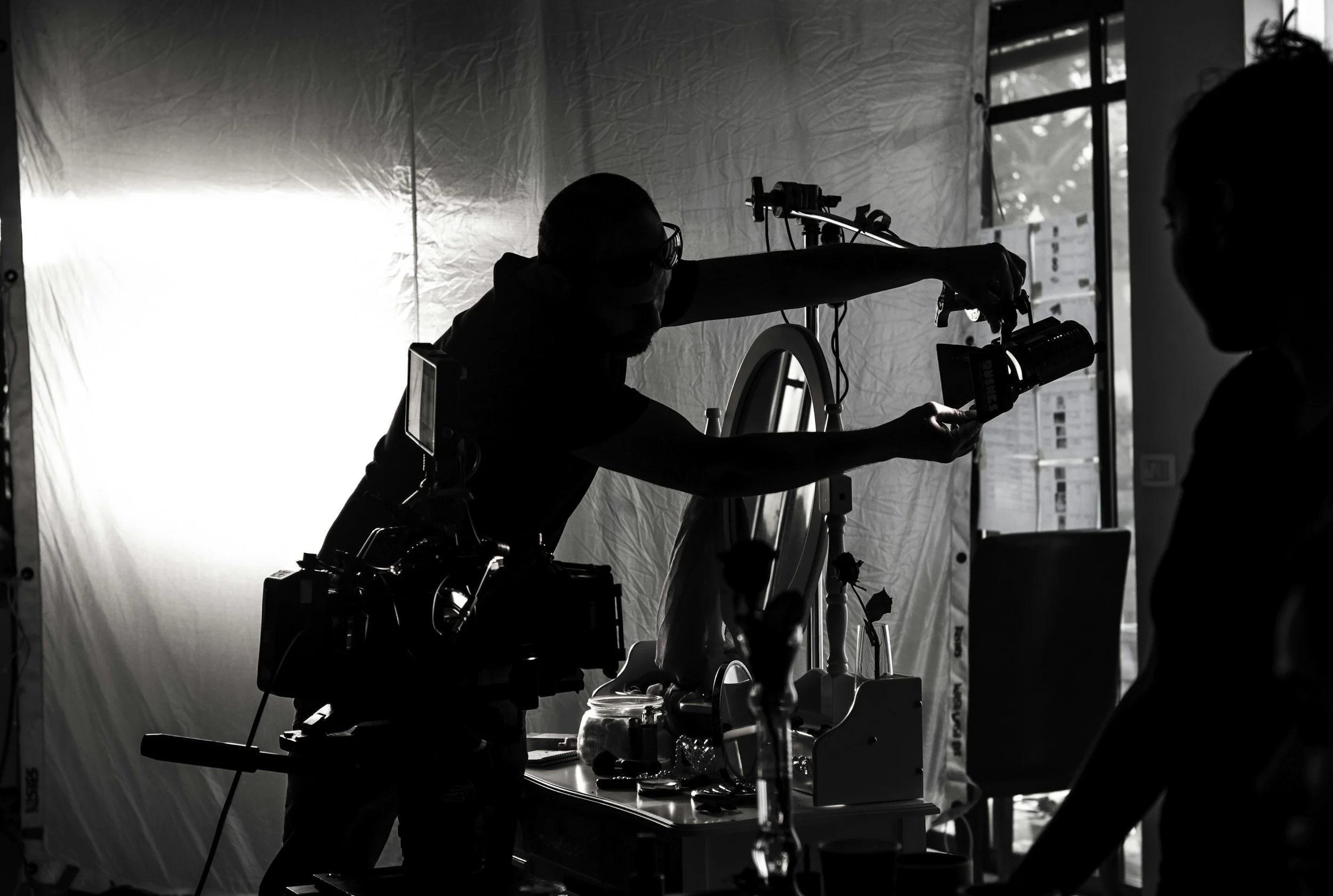 Professionele filmset met camera-apparatuur tijdens de voorbereiding van een productie.