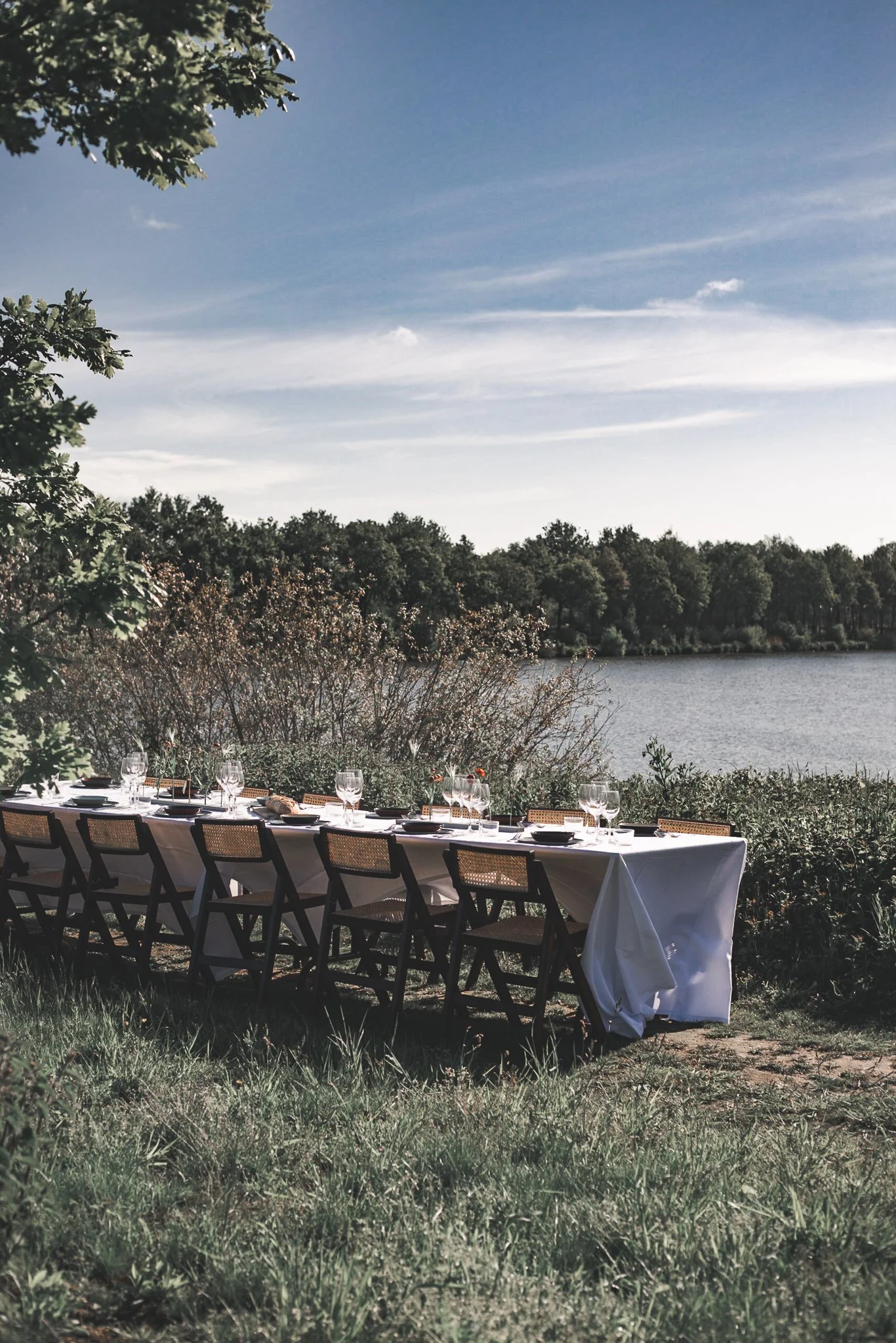 Gedekte tafel aan het water
Sfeervol gedekte tafel voor een exclusief diner in openlucht, met uitzicht op het water.