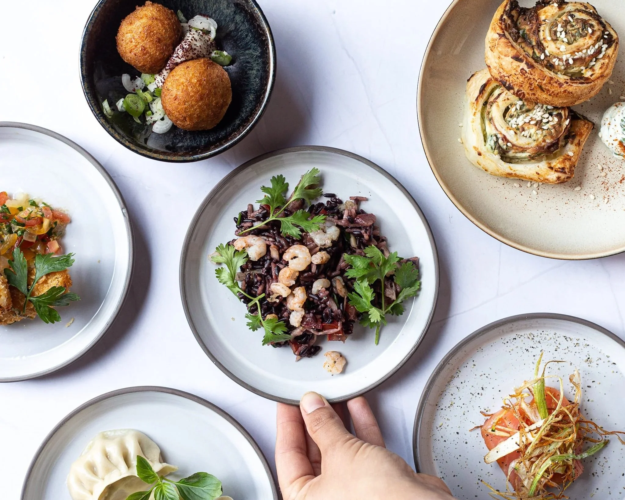 Verschillende gerechten
Gevarieerd aanbod van verse salades, hapjes en kleurrijke gerechten voor catering op maat.