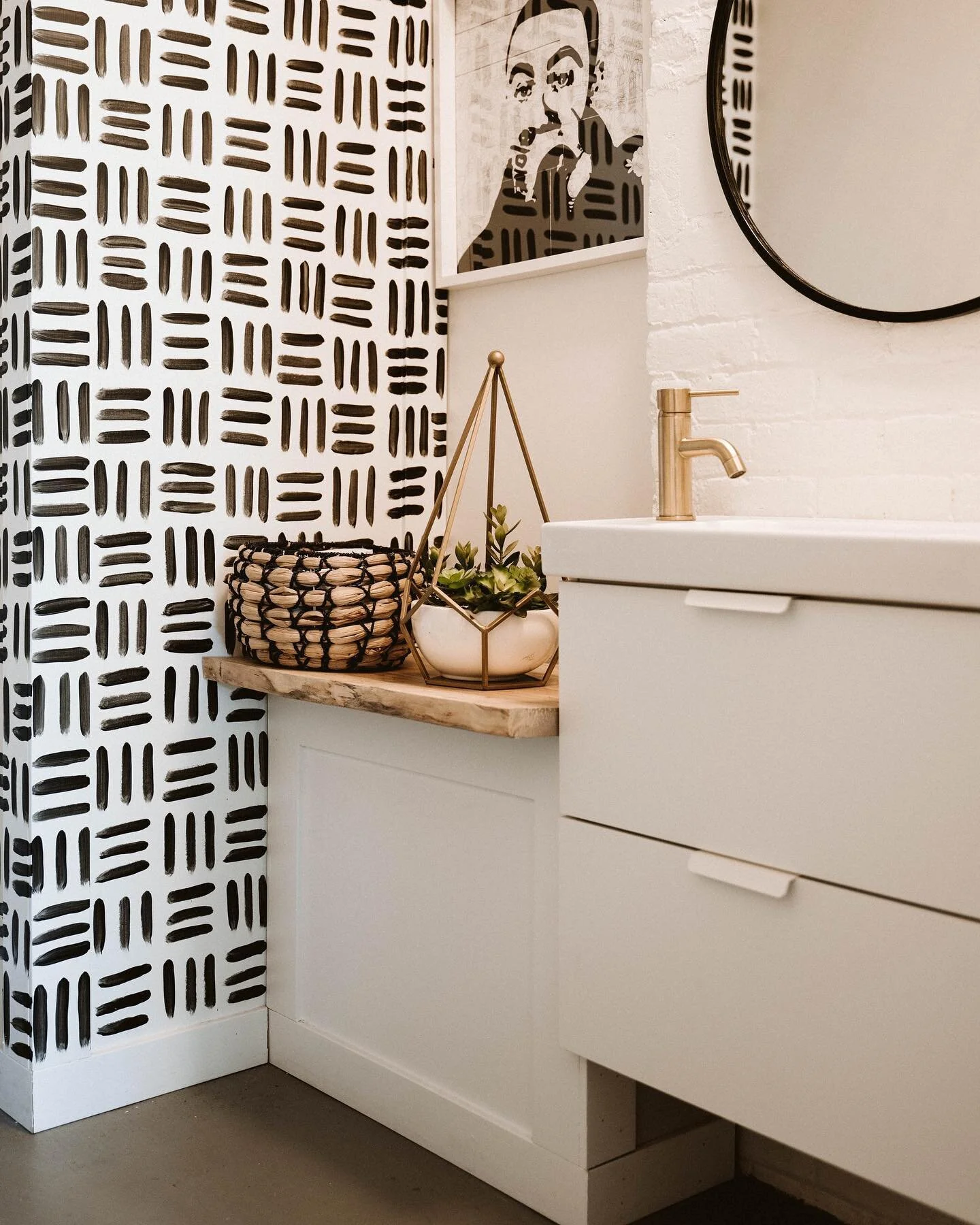 Even the bathroom&rsquo;s cute 🖤🤍🤎