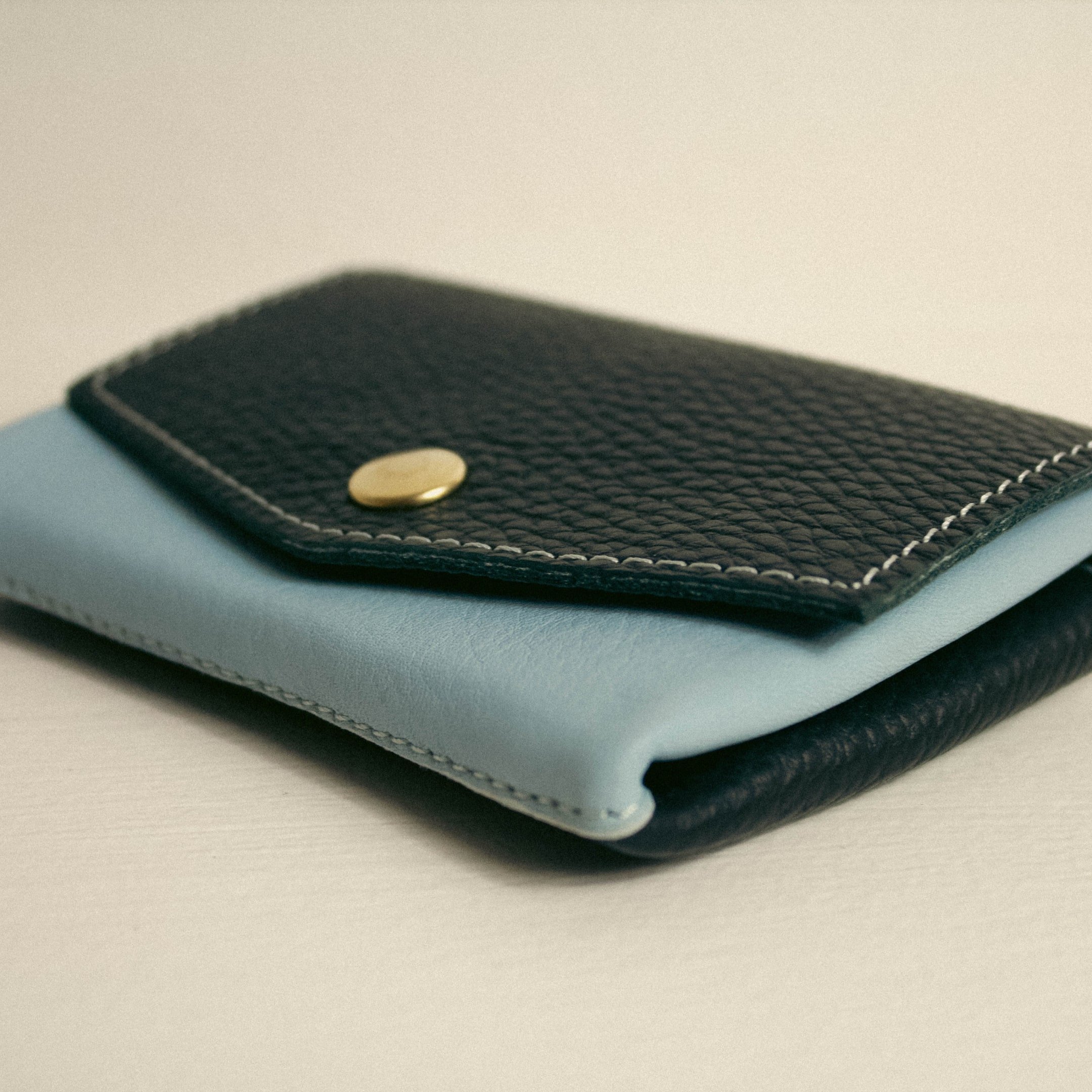 PORTAFOLGIO AZZURRO NERO 02-min.jpg