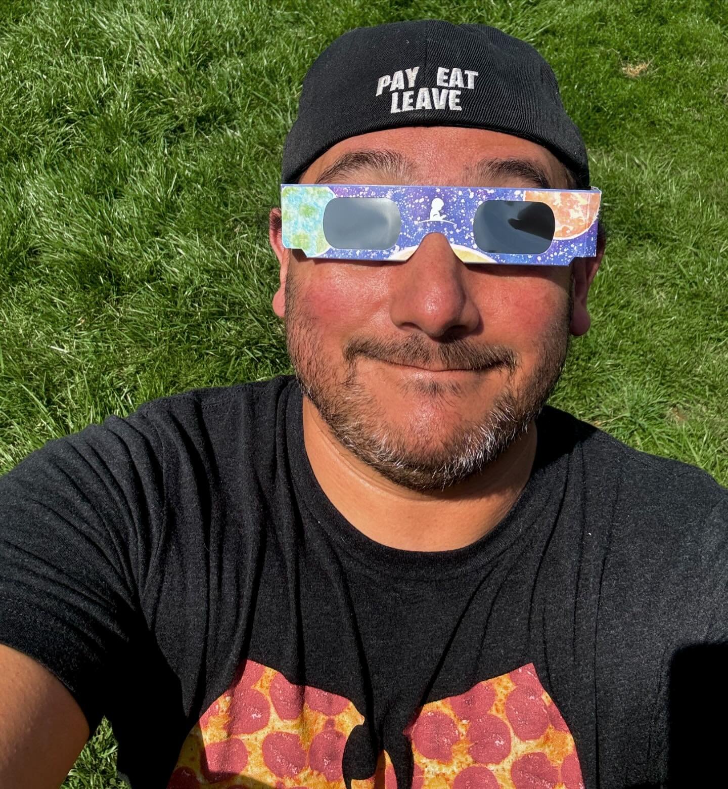 PSA: don&rsquo;t forget to wear your eclipse glasses! Swipe to see what could happen if you don&rsquo;t 😱

It&rsquo;ll be hard to see your pizza if your retinas burn up.. just saying. 

(#throwback to the 2017 partial eclipse when Jason was too cool