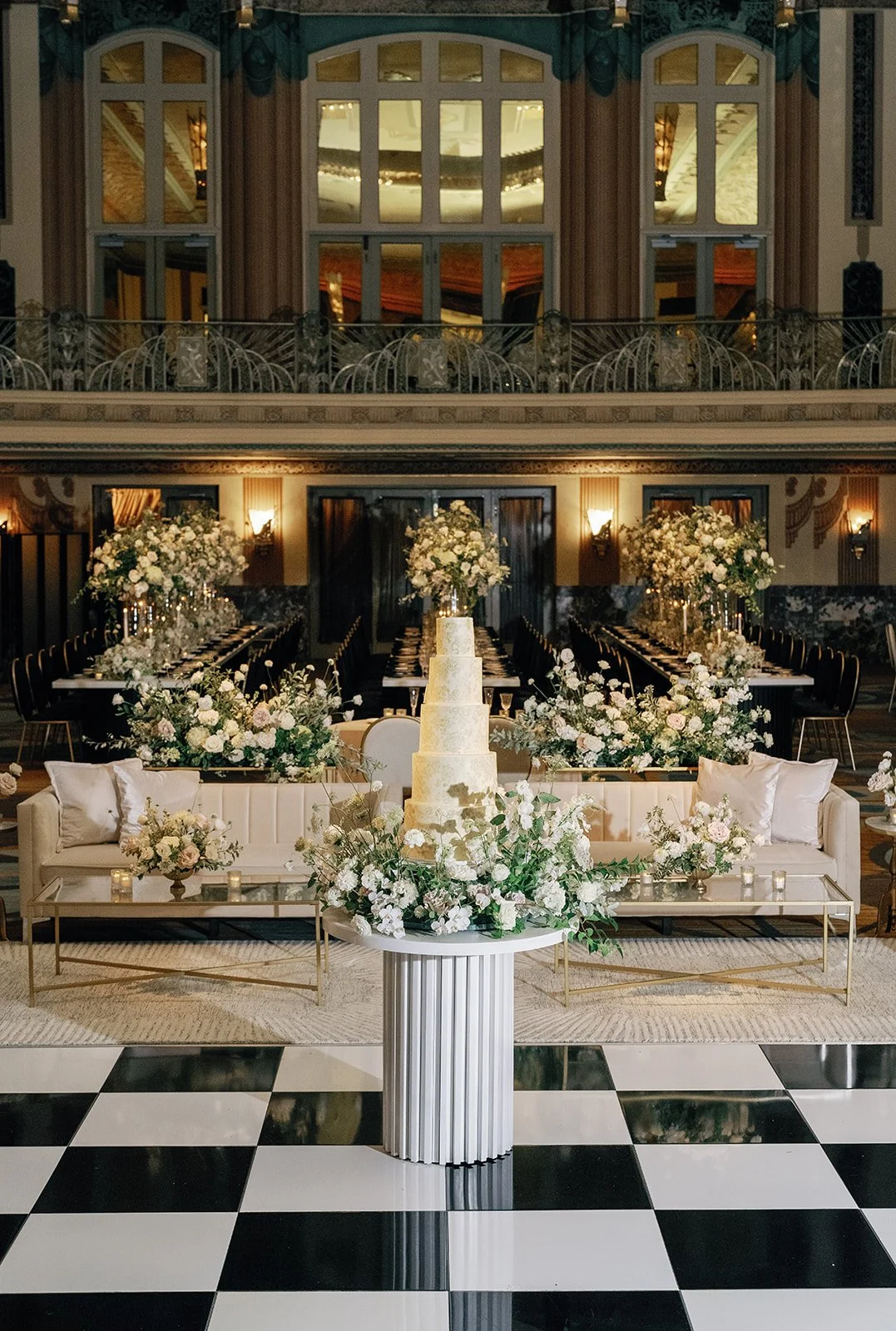 Modern Luxury Black &amp; White Wedding in the Hall of Mirrors