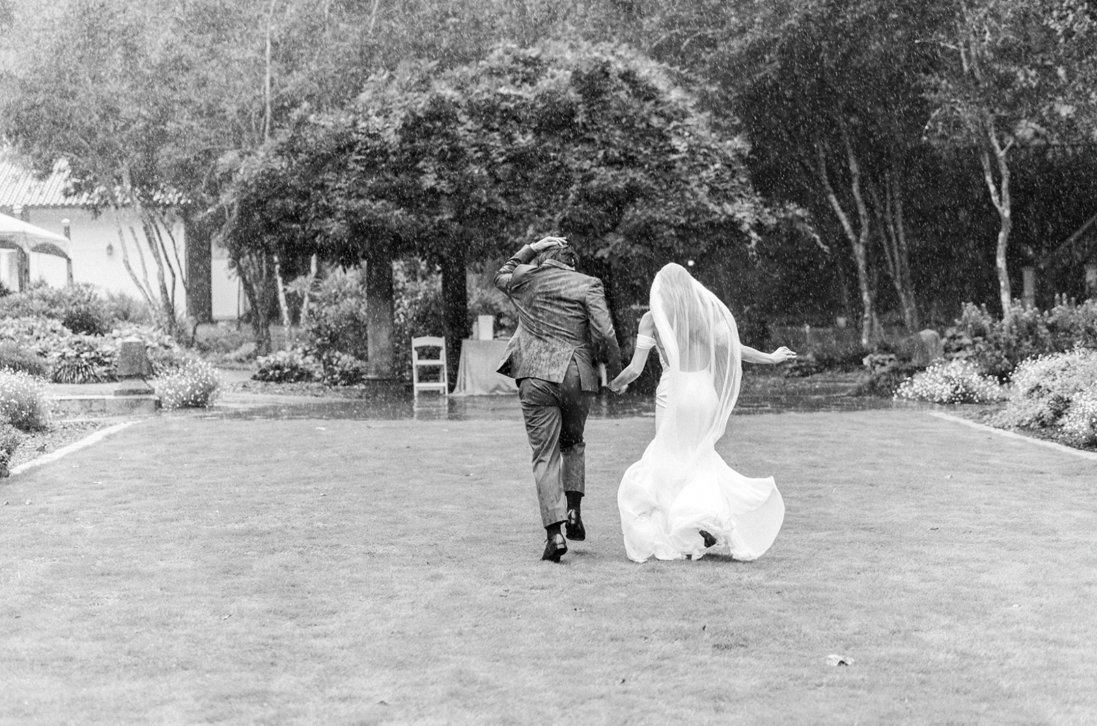 Couple gets married in the rain, Atlanta