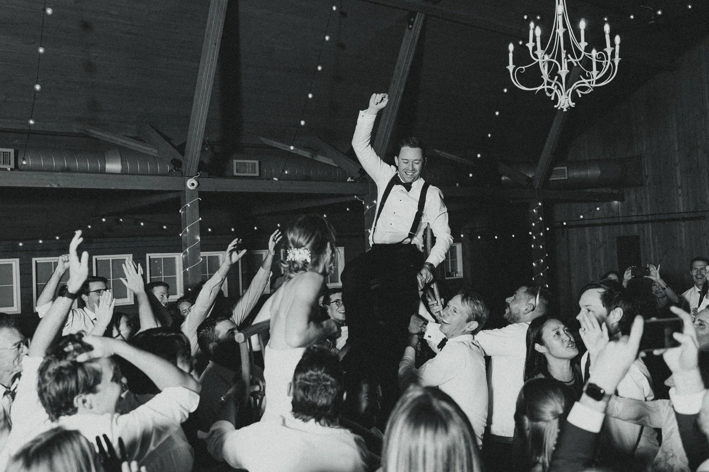 RUTHIE + BEN HAD THE MOST LIT RECEPTION EVER. can&rsquo;t you feel the energy thru these photos?!?? Woo wee im ready to party like dis again 

#coloradoweddingphotographer #weddingreceptionphotos #funreceptionphotos #documentaryweddingphotographer #f
