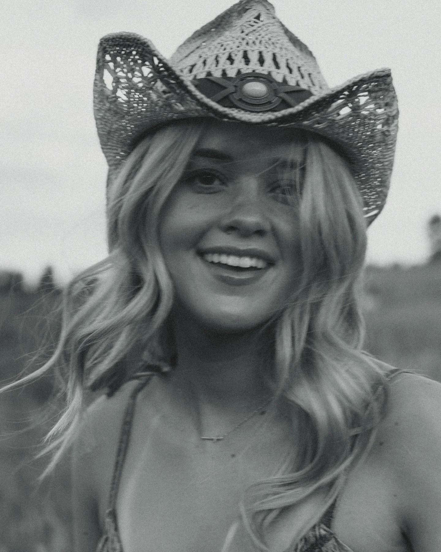 Lucy&rsquo;s senior photos live in my brain rent free 🌾🌻💫 and im SO excited for all the seniors I&rsquo;ll be photographing this year! I still have some availability for 2026 senior sessions 📸 link in my bio to inquire! :) 

#seniorphotographer #