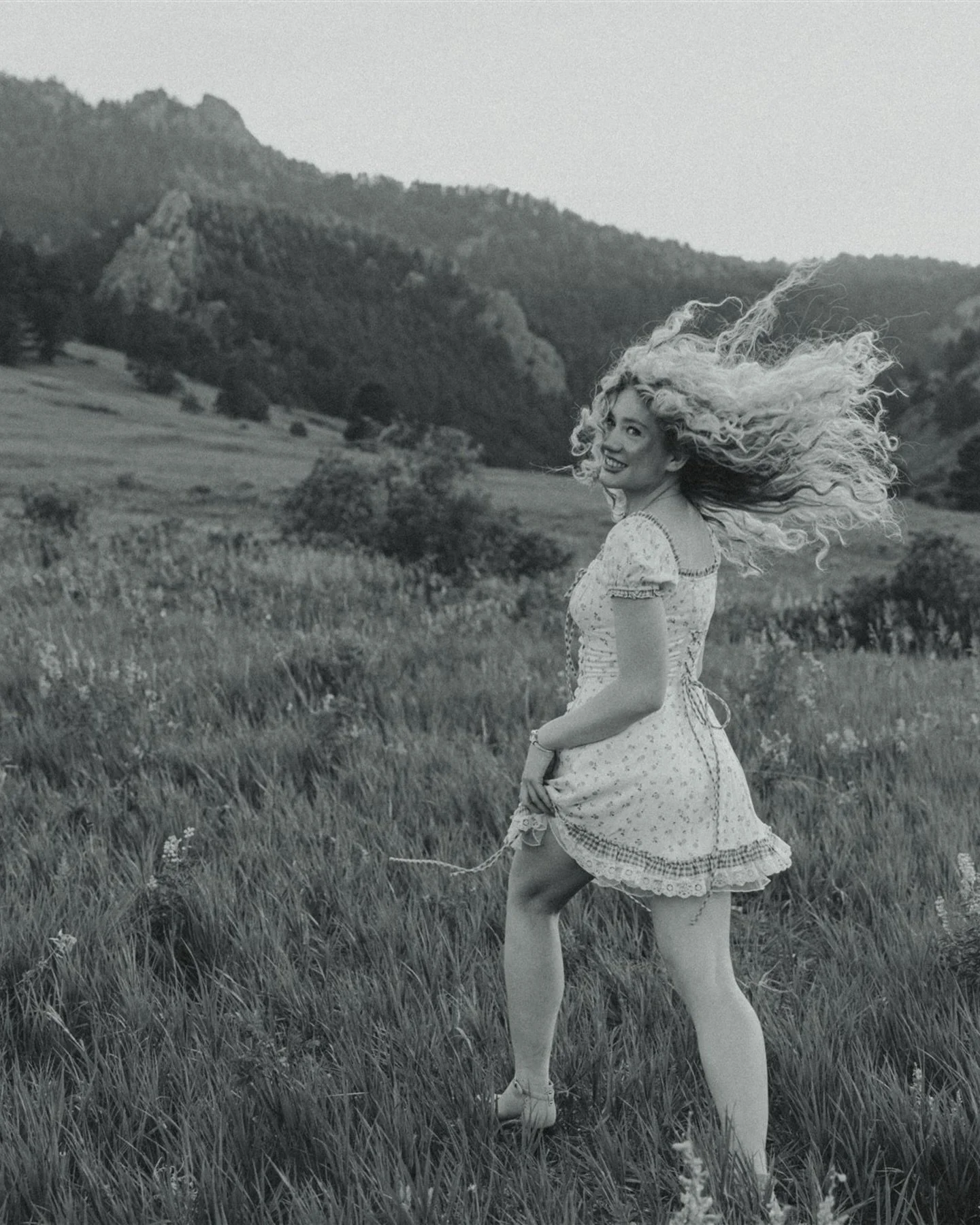 frolicking thru flower fields with madison 🌷🌻🪻 absolute ANGEL vibes for this lovely lady 

#coloradoseniorphotographer #seniorgradphotos #cinematicseniorphotos #artsygradphotos #bouldercoloradoseniorphotography