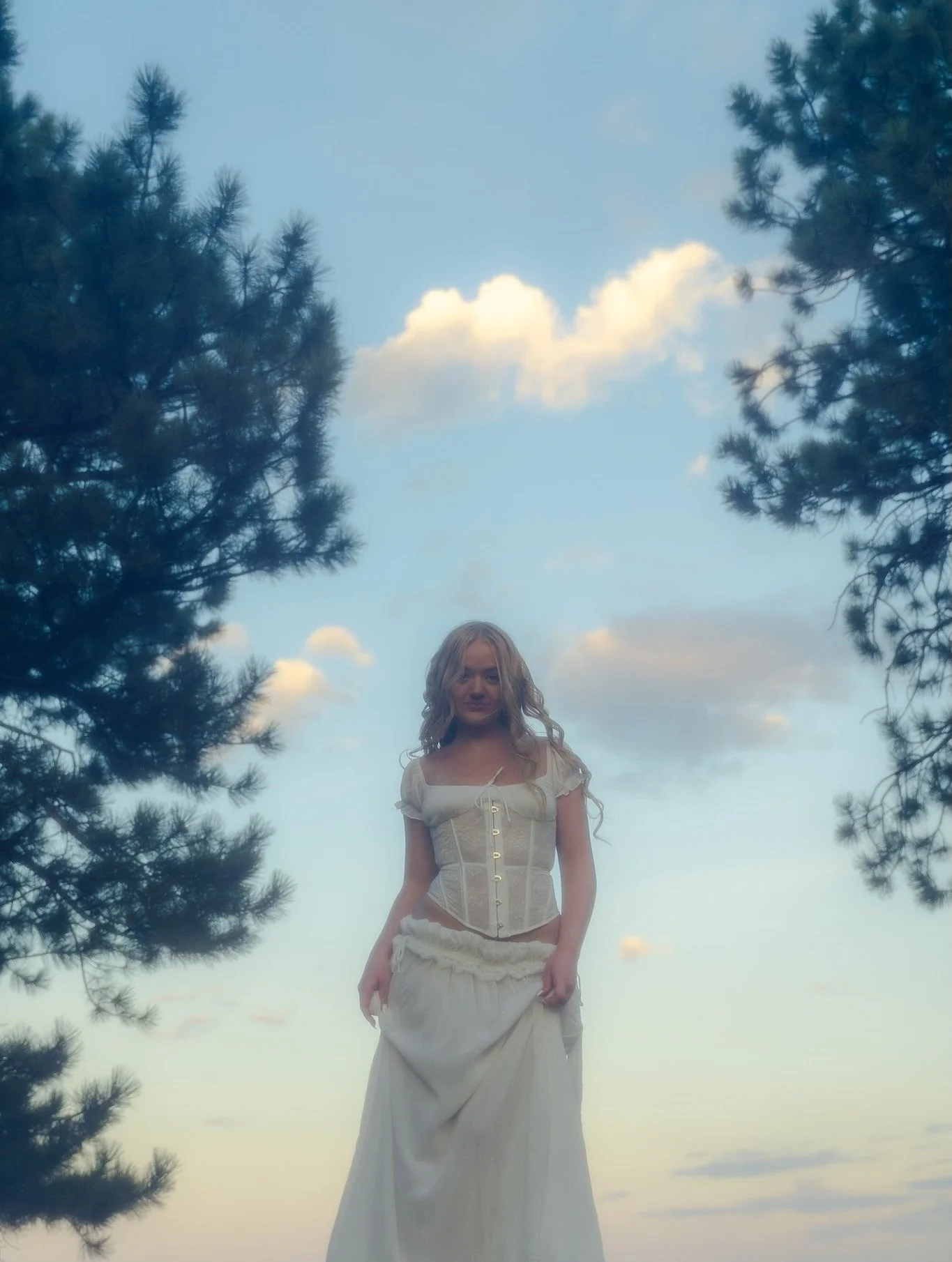 Charley in the clouds like an angel 🪽🪄 you can get so much variety from your shoot when you book 2 locations/outfits! Twice the vibes &amp; twice da fun :)

#seniorphotographer2026 #classof2026 #coloradoseniorphotos #bouldercoloradoseniorphotograph